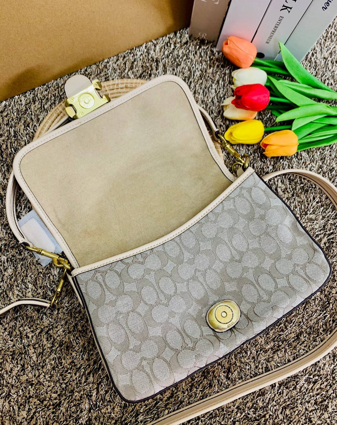 สวย คลาสสิคมากๆจ้าา COACH SOFT TABBY EUROPEAN CLASSIC UPGRADE PORTABLE BAG((C4821)) พร้อมส่งทันทีค่ะ สินค้าออกใหม่!! กระเป๋าหิ้ว//สะพายข้างได้ สุดคุ้ม! วัสดุ jacquard+หนังแท้ ได้สวยงาม คลาสสิคมากๆค่ะ น้ำหนักเบา เปิดปิดแบบกระดุมแม่เหล็กเป็นอะไหล่โลโก้แบรนด