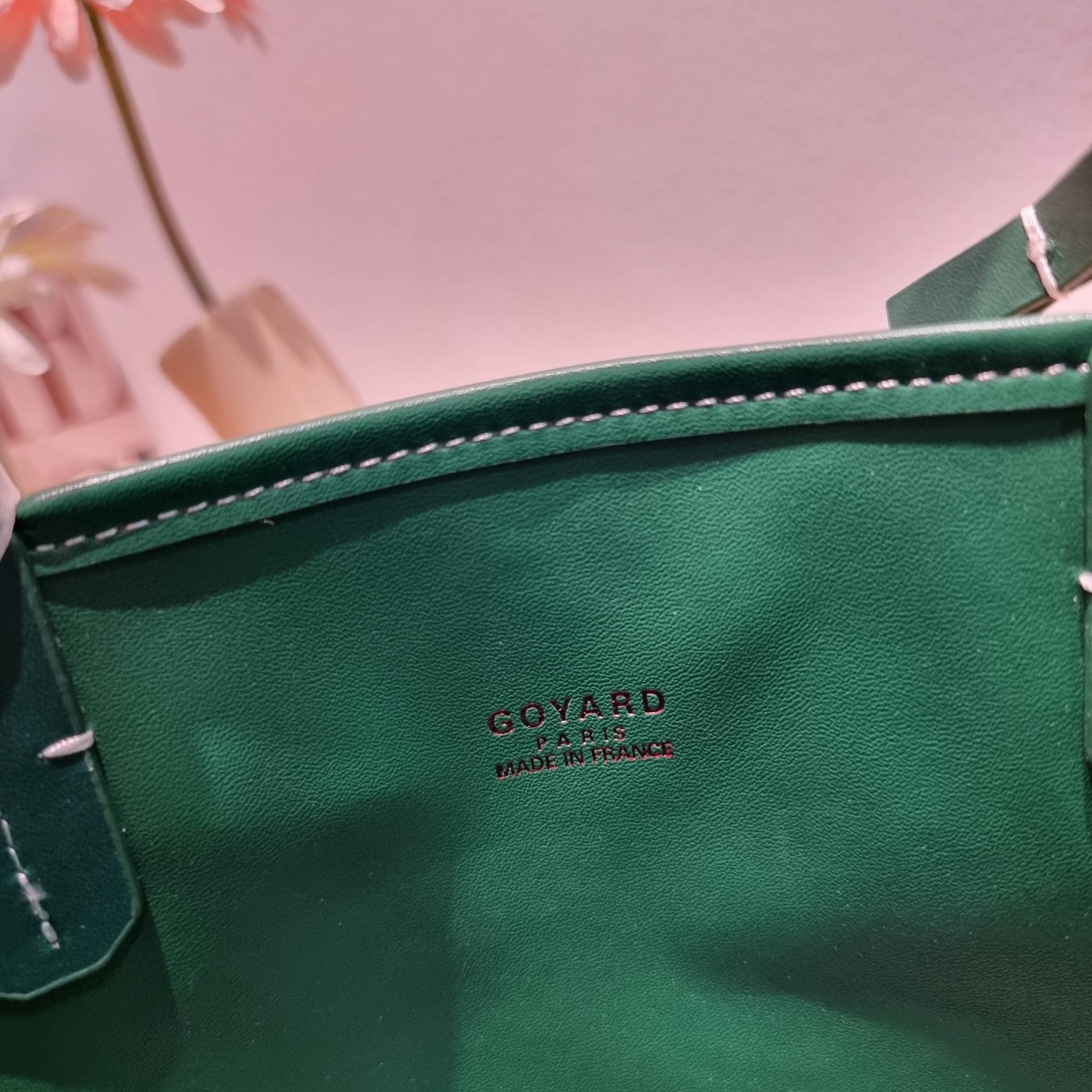 GOYARD MINI ANJOU REVERSIBLE TOTE ฮอตไอเท็ม กับกระเป๋าสะพายทรงโท้ท ไซส์มินิ กะทัดรัดมาก มาครบสีขายดี เลิศทุกสี รูปทรงคลาสสิค ดีไซน์เป็นเอกลักษณ์ ใช้งานได้หลากหลาย สามารถกลับด้านใช้ได้แบบไม่มีเบื่อ