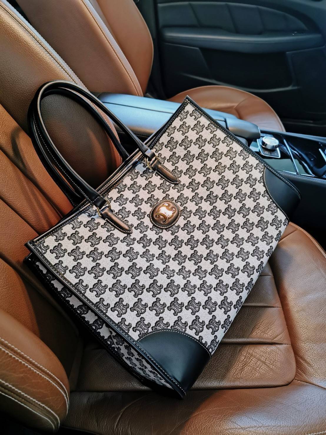 CELINE LARGE TOTE BAG VIP GIFT WITH PURCHASE (GWP) กระเป๋าพรีเมี่ยมกิ๊ฟ Limited จาก CELINE HAUTE PARFUME DUTYFREE COUNTER วัสดุ CANVAS ทรงเหลี่ยมดีไซน์ Casual สวยคลาสสิคสไตล์สาว Lisa ใบใหญ่ใส่สัมภาระได้เยอะจุใจภายในโล่งกว้าง ใส่เอกสาร A4 หนังสือ กระเป๋าสต