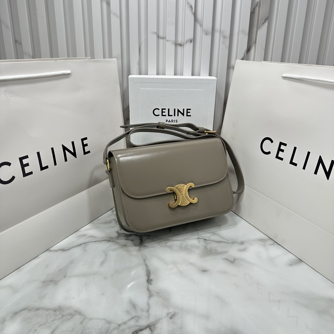 ORI หนังแท้ | 9" CELINE CLASSIQUE TRIOMPHE bag in natural leather กระเป๋าสะพายรุ่นยอดนิยม ด้วยรูปทรงสี่เหลี่ยมผืนผ้า ดีไซน์คล่องตัวถ่ายทอดให้เห็นถึงแก่นแท้ของสไตล์