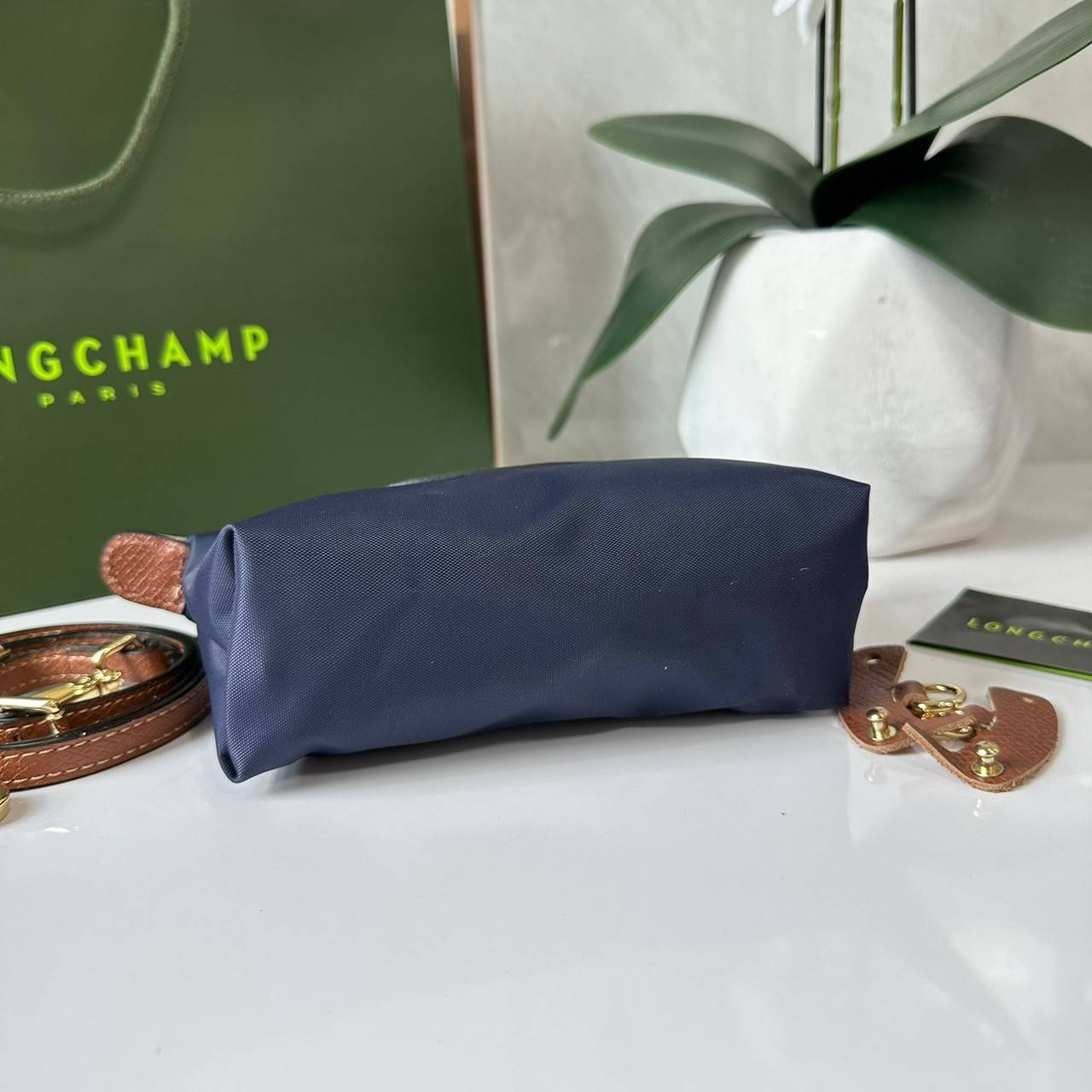 LONGCHAMP LE PLIAGE ORIGINAL Pouch with handle กระเป๋าใบเล็กขนาดกระทัดเหมาะกับใส่ของจำเป็นจุกจิก กันน้ำได้ พร้อมส่ง