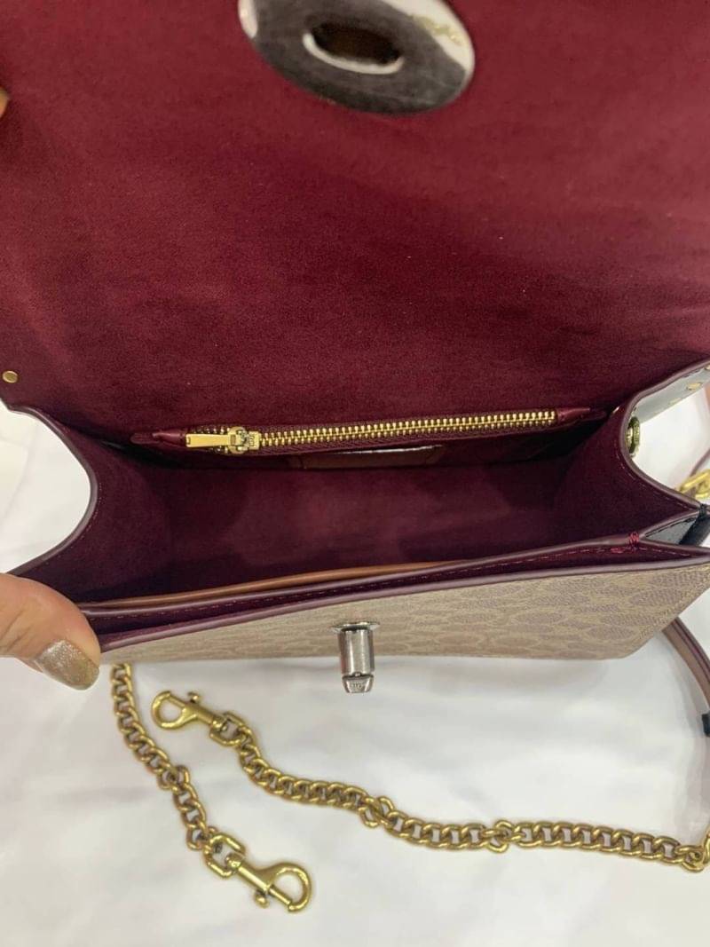 Coach Parker Top Handle In Signature Canvas With Rivet สินค้าใหม่ทรงน่ารัก ใช้แล้วดูแพงมากกก มีช่องใส่ขนาดกว้าง ใส่ของได้จำนวนมาก แถมยังสามารถถือเก๋ๆ แบบคุณนาย หรือสะพายเป็น crossbody ก็ได้ โดดเด่นด้วยลายsignature coach ใครยังไม่มีห้ามพลาดดดเลยนะ ของสวยจร