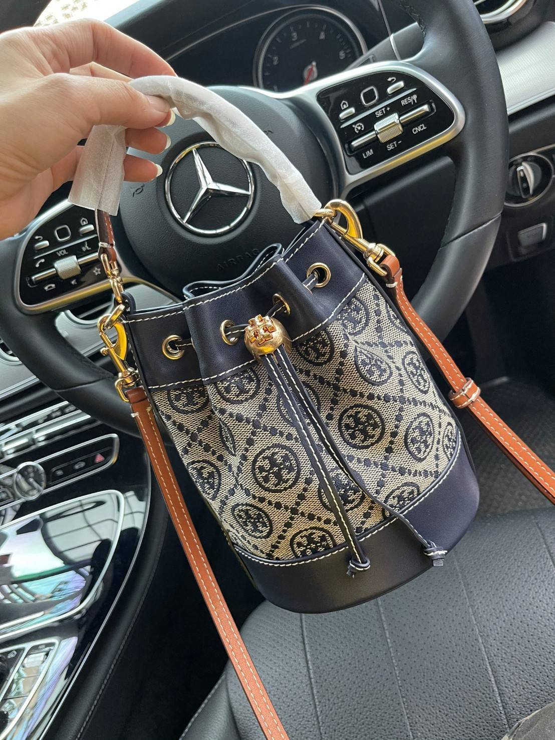 ของแท้ 💯% Mini Tory Burch T Monogram jacquard mini bucket bag เปิดตัวกระเป๋า T MONOGRAM รุ่นใหม่ล่าสุดจาก TORY BURCH ครั้งแรกกับโมโนแกรม ขนาดมินิ ที่ได้รับแรงบันดาลใจมาจากโลโก้สุดคลาสสิก