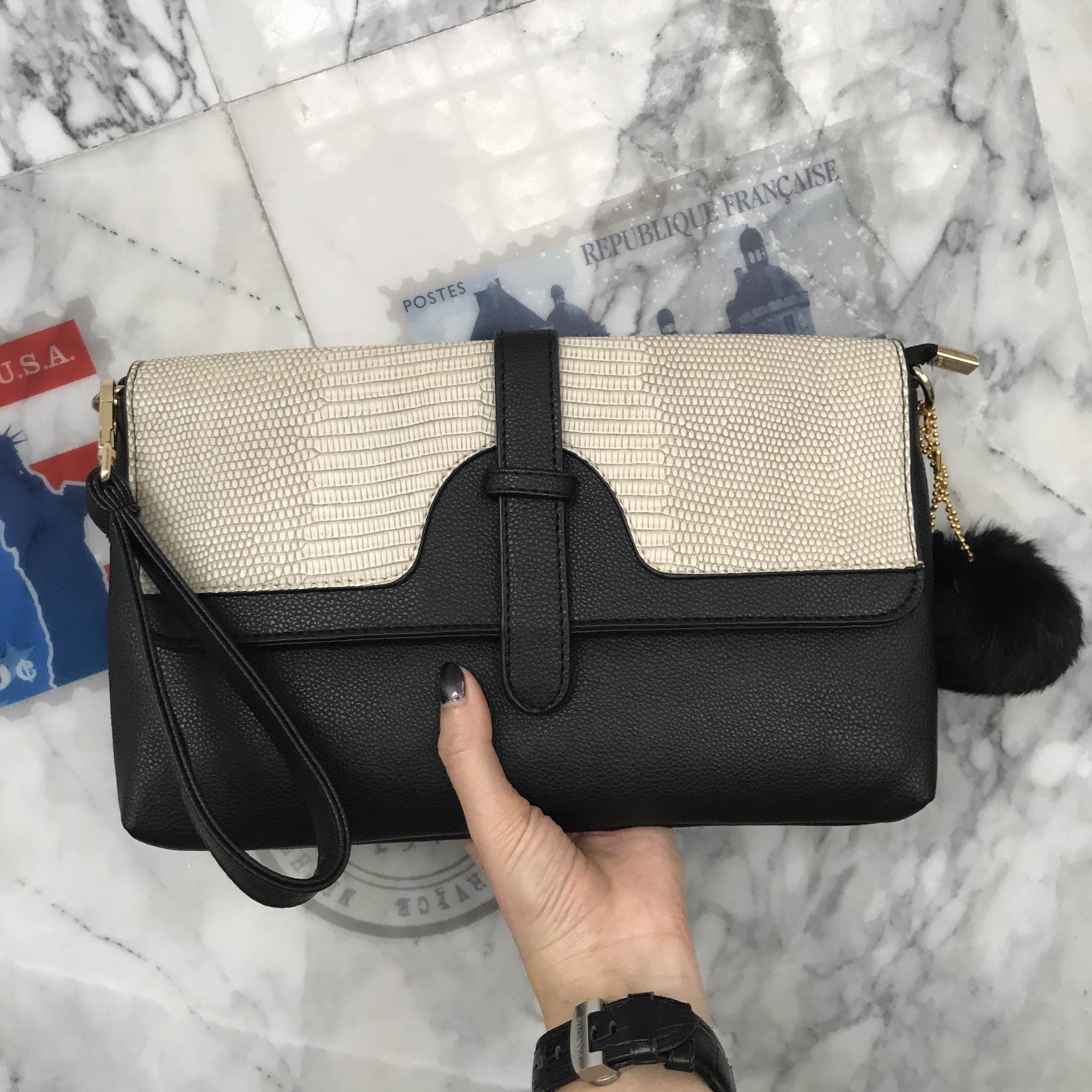 ว้าวของเข้าใหม่คะ เอาใจสาวๆ ที่ต้องการหากระเป๋าสะพายทรงนี้ เรียบหรูมากคะ จากแบรนด์ Parfois ตัวกระเป๋าสะพาย ปรับเก็บสายถือเป็น clutch bag ได้คะ มีสายคล้องข้อมือ ขนาดกะทัดรัด พร้อมช่องแยกเก็บของถึง 3 ช่องใหญ่ ใส่ กระเป๋ายาว มือถือ iphone 6 plus ได้คะ น้ำหนั