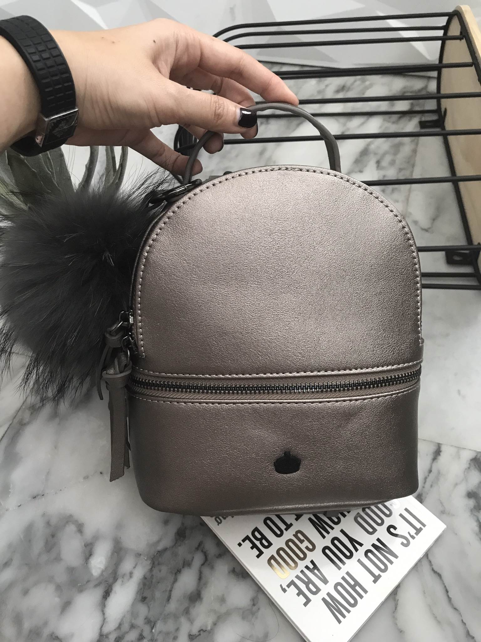 สินค้ารุ่นใหม่สัปดาห์นี้ ค๊า เป้ มินิ รุ่นใหม่ ได้ Look Minimal style แฝงความน่ารักนิดๆ ต้องใบนี้เลยค๊า KEEP ' All-day backpack with shoulder strap ' 📍ความพิเศษ คือ สาย ถอดได้ปรับเปลี่ยนได้ตามการใช้งาน (สะพายหลัง-สะพายข้างลำตัว ) ใน set 