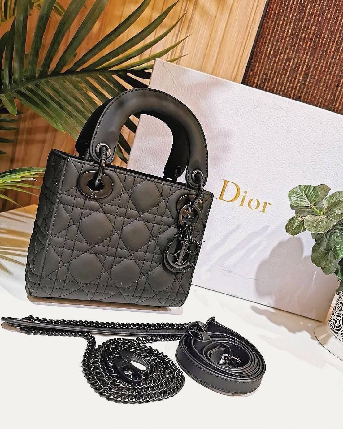 CHRISTIAN DIOR MINI BAG VIP GIFT WITH PURCHASE พรีเมี่ยมกิ้ฟรุ่น Limited สวยหรูดูดีอลังการเซตสุดคุ้มได้ทั้งกระเป๋าสะพายหนัง Calfskin + กระเป๋าสตางค์สั้น + Dior Gold Star ครบชุด ไอเท็มใหม่ล่าสุดน่าใช้น่าสะสม สินค้ามาพร้อมกล่องแบรนด์ จะซื้อใช้เองหรือมอบเป็น