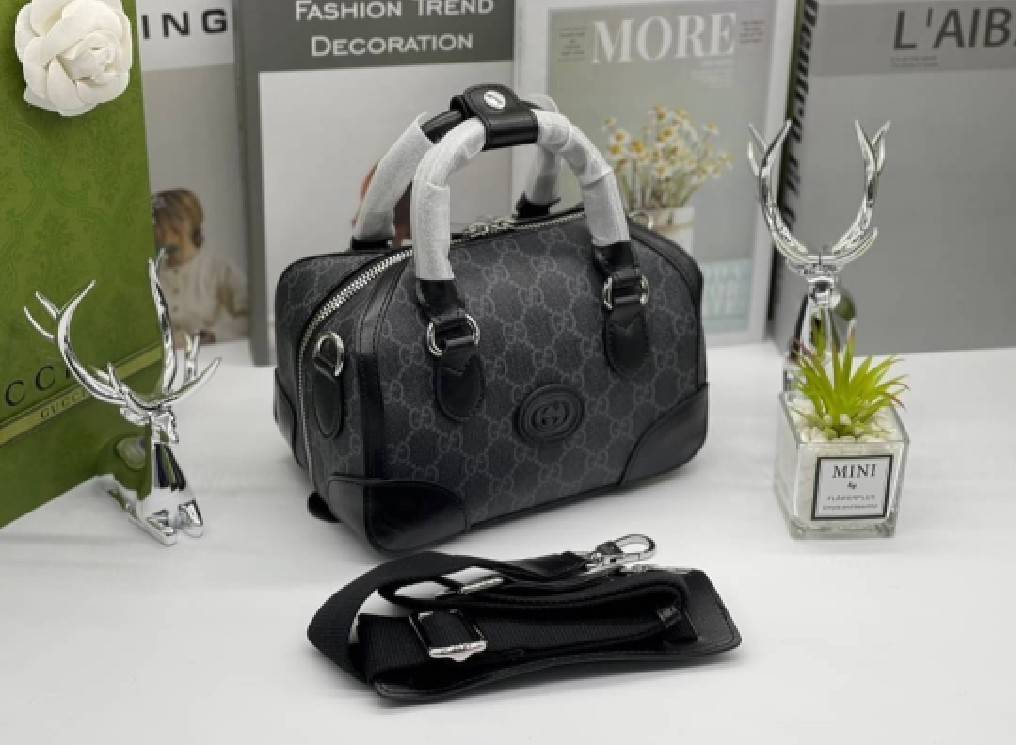 GUCCI Small duffle bag with Interlocking G เกรดออริจินอล กระเป๋าสะพาย กระเป๋าถือทรงหมอนสวยสีดำคลาสสิค วัสดุหนังแคนวาสอย่างดี ใบจริงสวยมาก! เปิด-ปิดกระเป๋าด้วยซิป หัวซิปตัว G อะไหล่สีทอง เลิศ!! ภายในโล่งกว้าง มาพร้อมสายสะพาย ปรับได้ ถอดออกได้ จะถือหรือสะพา