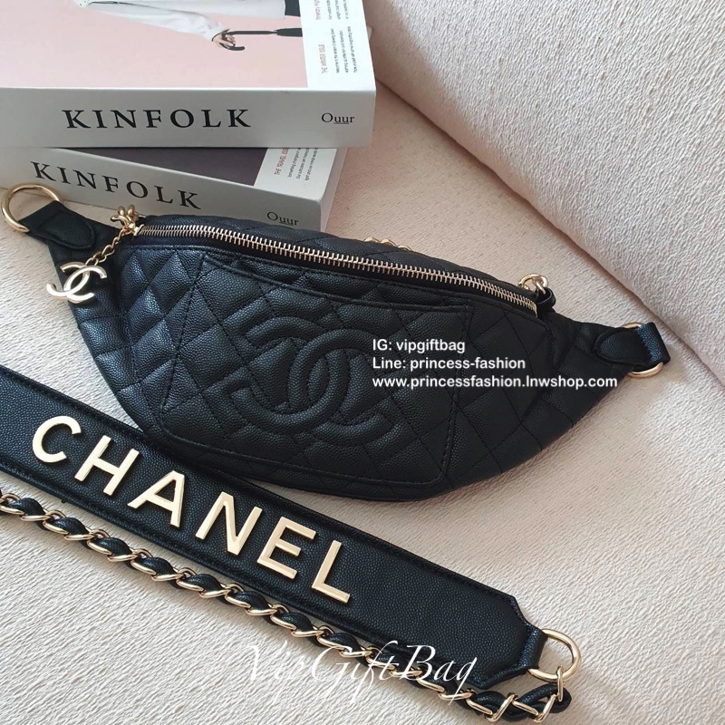 รุ่นใหม่ส่งท้ายปีกับ CHANEL CAVIER WAIST BAG งาน VIP GIFTจากเคาเตอร์้แบรนด์ดังระดับโลก ทรงคาดอกสุดหรู หนังคาเวียร์เต็มใบ อะไหล่ทอง เปิดปิดด้วยซิปสีทอง ด้านในใส่ขอฃจุกจิก กระเป๋าสตางค์แบบสั้นและโทรศัพท์ได้ทุกรุ่นค่ะ มาพร้อมสายสะพายแบบสายโซ่ทองและสายคาดแบบห