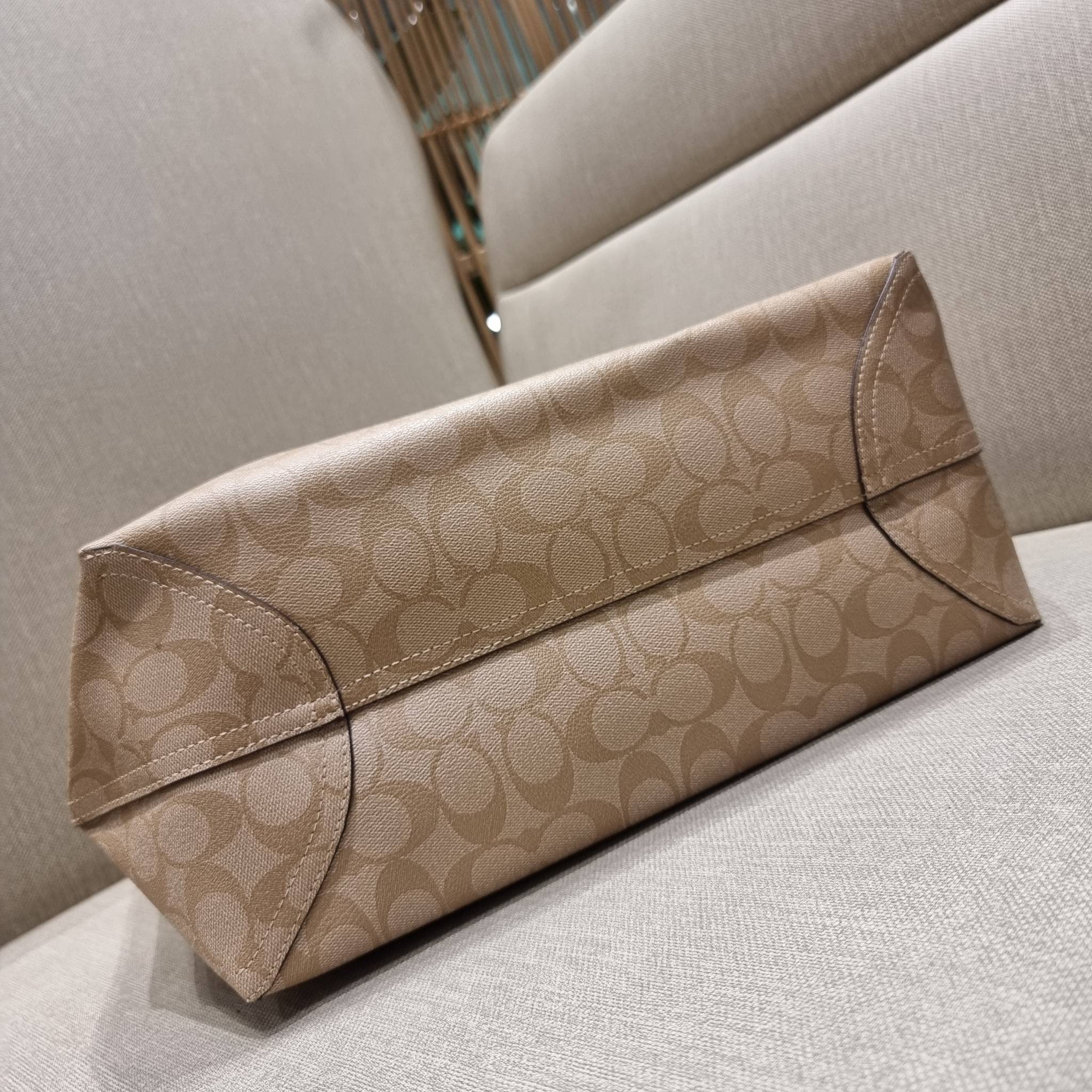 COACH CA607 CITY TOTE IN SIGNATURE CANVAS WITH HORSE AND CARRIAGE PATCHWORK GRAPHIC กระเป๋าทรงโท้ทใบใหญ่ คอลเลคชั่นใหม่ สวยโดดเด่นมากๆ น่ารักน่าใช้ไปอีกด้วยลวดลายซิกเนเจอร์โดดเด่น ใบนี้ใส่ของได้ของครบครัน จุได้แบบไม่ต้องกลัวเต็ม!! วัสดุหนังแคนวาสคุณภาพดี 