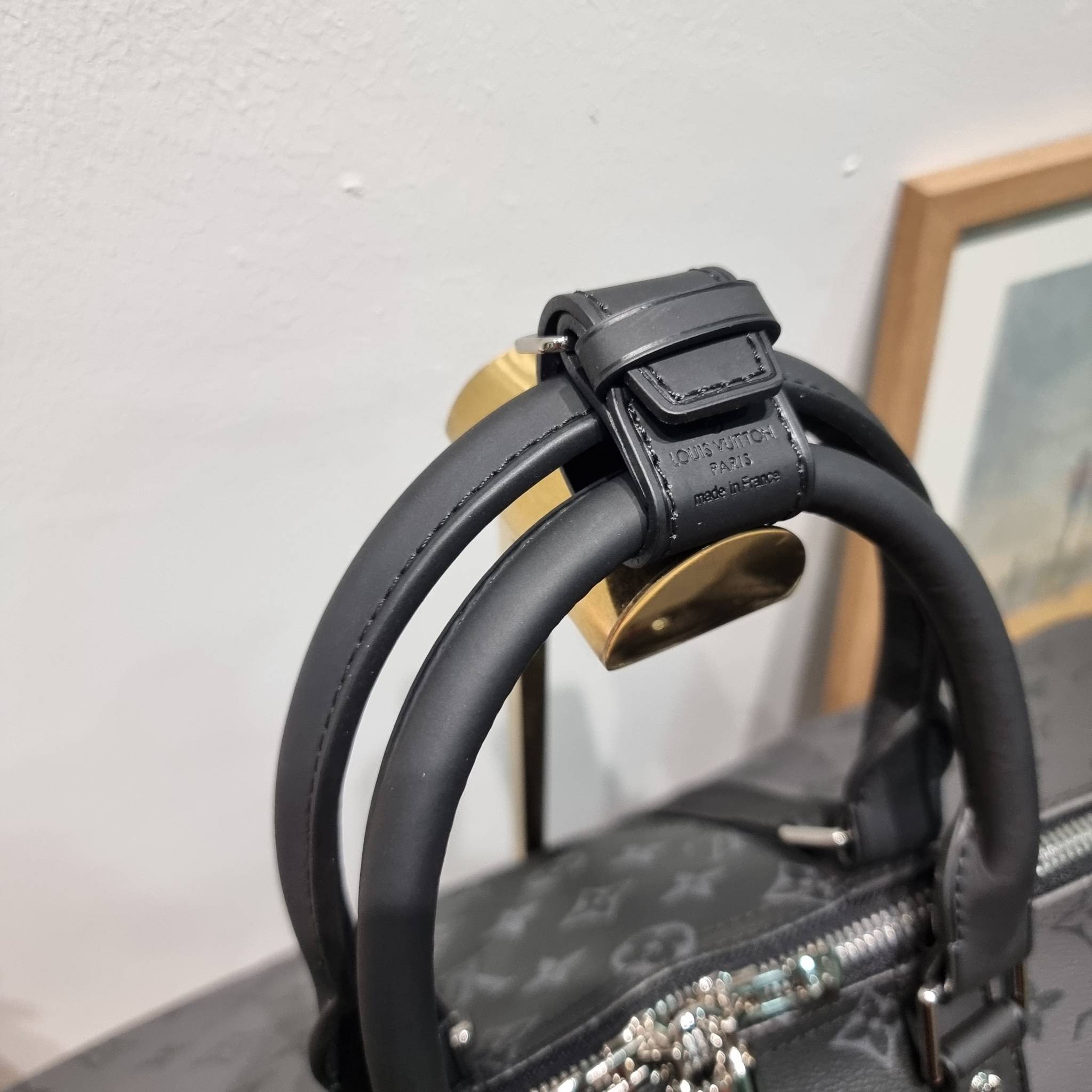 LV KEEPALL BANDOULIERE MONOGRAM ECLIPSE REVERSE กระเป๋าเดินทางสุดคลาสสิค ทึ่ใครๆก็เฝ้ารอ ไอเท็มที่จะทำให้การเดินทางไม่ธรรมดาอีกต่อไป ด้วยดีเทลความเป็นเอกลักษณ์ เรียบแต่หรู วัสดุหนังแคนวาสคุณภาพดี ลวดลายโมโนแกรม เปิด-ปิดด้วยซิปแน่นหนา มีกุญแจล็อคได้ มีสายส