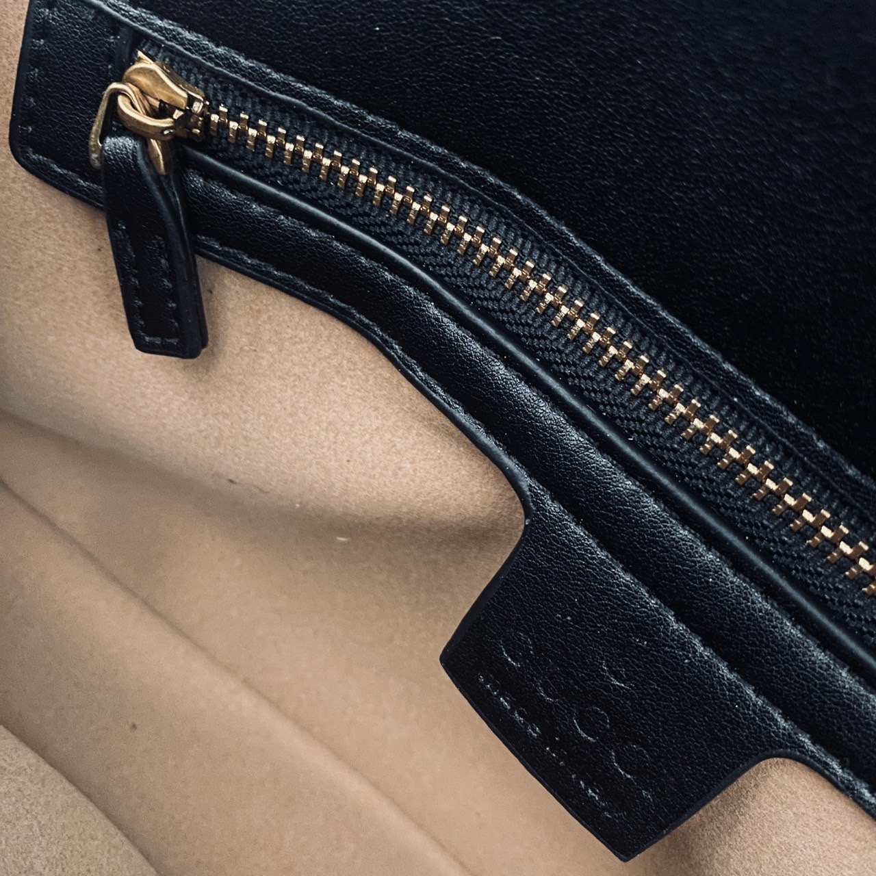 GUCCI GG Marmont Small Shoulder Bag กระเป๋าสะพายรุ่นคลาสสิค แต่งโลโก้สีทองโดดเด่น สวยหรูดูแพงขับผิว อัพลุคได้สบายๆ ด้านหลังดีไซน์รูปหัวใจ 🖤