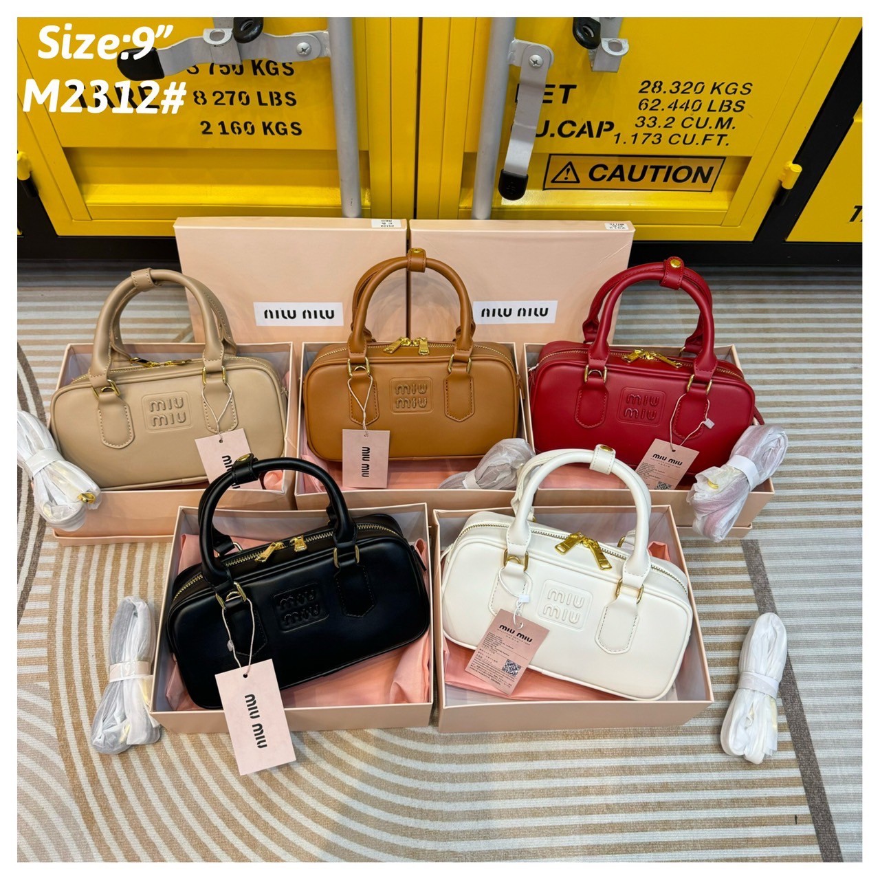 MIU MIU Arcadia leather bag 22cm Regular Size กระเป๋าถือ/สะพายสุดชิคมากในตอนนี้ ดีไซน์เรียบแต่มากมีอยู่จริง สวยดูแพง แมทชุดได้ง่ายสุด มินิมอลมินิใจ หูจับในตัวง่ายและสะดวกพกพา