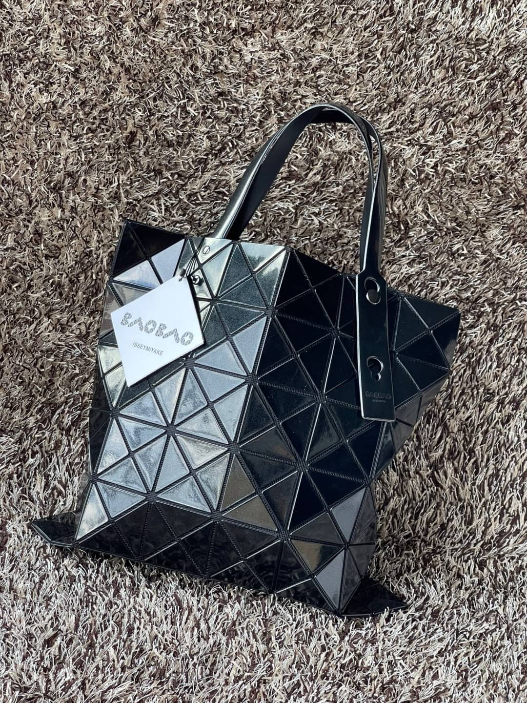 Baobao Issey Miyake 6x6 กระเป๋า Tote รุ่นนี้ถือว่าเป็นกระเป๋า Tote ไซส์กลางที่เหมาะกับการพกพาสิ่งของที่จำเป็นในทุก ๆ วัน มาพร้อมสายที่สามารถปรับได้ทั้งสองสาย และมีช่องใส่ของช่องเล็กด้านใน 1 ช่อง จุของได้เยอะแถมยังทนทาน ใช้เป็น Everyday Bag ได้เลยคะ พกพาสะ