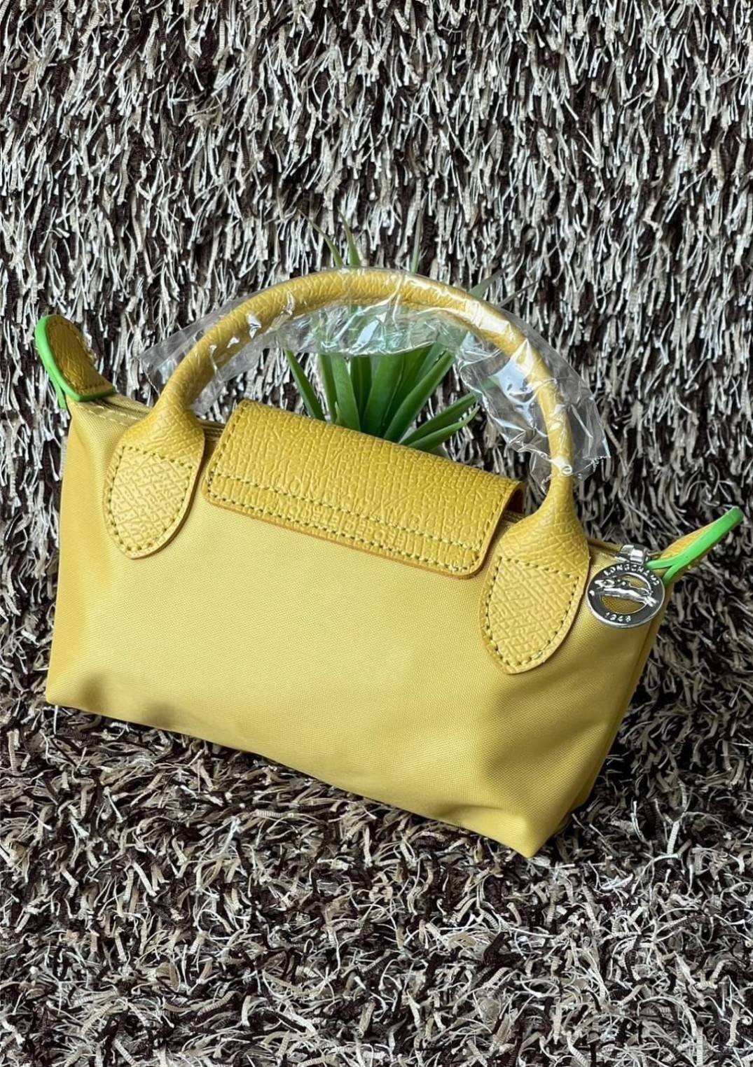 LONGCHAMP LE PLIAGE ORIGINAL Pouch with handle กระเป๋าถือขนาดมินิทรงpouch ให้ความหรูหราจาก Le Pliage (เลอ ปลิยาจ) ในขณะที่ที่ปิดแบบซิปช่วยให้คุณมั่นใจได้