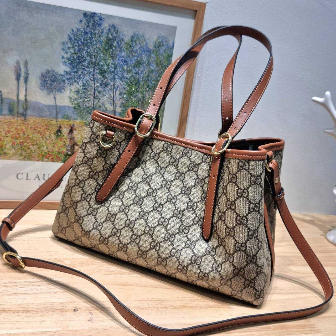 GUCCI GG Emblem small tote bag กระเป๋าทรงโท้ทสะพายไหล่ ที่ขนาดกำลังสวย ใส่ของได้แบบจุกๆ หูสะพายปรับและถอดออกได้ เก๋มากๆ