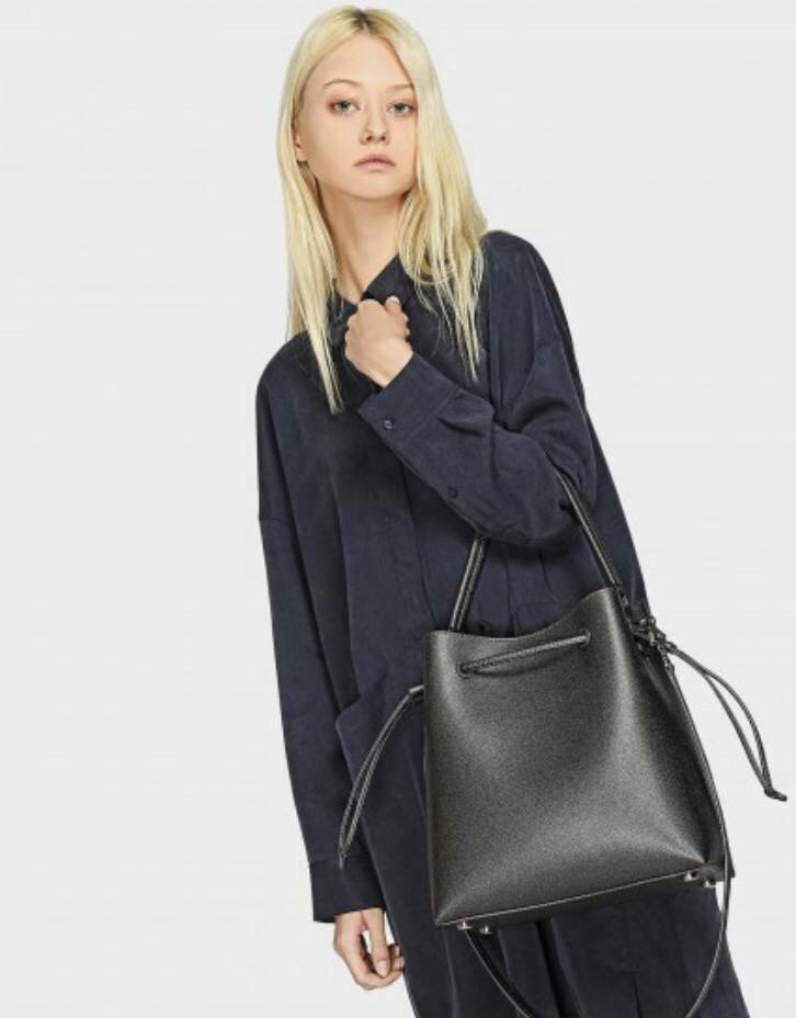 CHARLES & KEITH BASIC DRAWSTRING SHOULDER BAG 2018 กระเป๋าถือหรือสะพายไหล่ วัสดุหนัง ทรงขนมจีบ ขนาดกำลังน่ารัก น้ำหนักเบา, ด้านหน้าปั๊มโลโก้แบรนด์ เปิดปิดแบบสายรูดปากกระเป๋าแบบหูดรูด ภายในกระเป๋าโล่ง และกว้างมากทีเดียว จุเได้เยอะเลยค่ะ มาพร้อมสายยาวแบบถอด