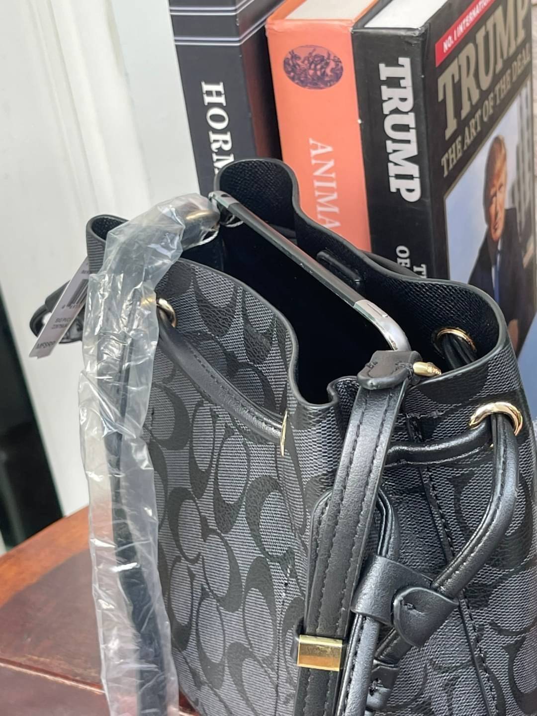 Coach Lena Crossbody Signature Bucket Bag กระเป๋าสะพายไหล่สุดคลาสสิกรุ่นนี้ เป็นรูปทรงถัง ที่สามารถจุของได้กำลังดี สำหรับสาวๆสายแฟชั่นที่ชอบรายละเอียดชิคๆ ดีไซน์เก๋ ด้วยรูปทรงของกระเป๋าที่ออกแบบมาให้ฐานเป็นรูปสี่เหลี่ยมทำให้กระเป๋ายังคงรูปทรงได้ง่าย มีสาย