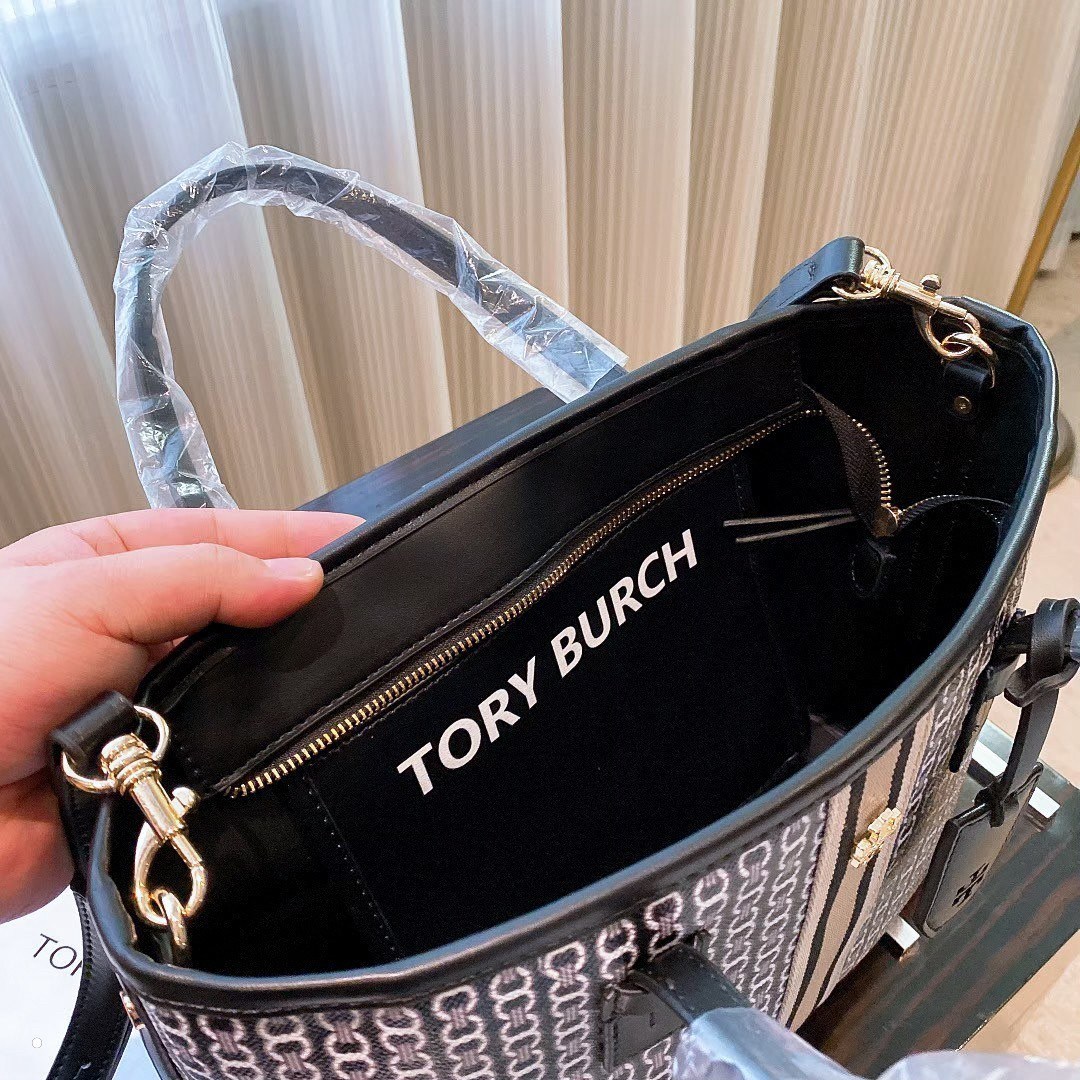 ของแท้ 💯% TORY BURCH TOTE BAG กระเป๋าสะพายไหล่ทรงช้อปปิ้ง ทรงคลาสสิค ฮิตตลอดกาล ทรงสวยขนาดกำลังดี ตัวกระเป๋า วัสดุหนัง Pu ด้านหน้าติดโลโก้แบรนด์ /ประดับด้วยพวงกุญแจหนัง