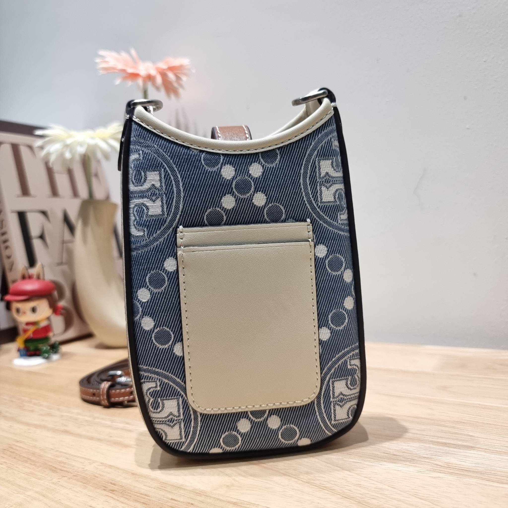 TORY BURCH T MONOGRAM DENIM PHONE CROSSBODY คอลเลคชั่นใหม่รับซัมเมอร์นี้ กับกระเป๋าสะพายข้างถนอมโทรศัพท์ ดีไซน์โทนสีฟ้า สวยคม วัสดุผ้าเดนิมตัดสลับหนัง