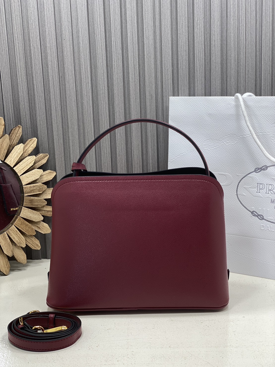 ORI หนังแท้ | Prada Matinee Medium Saffiano Leather Bag 28cm กระเป๋าสะพายทรงโฮโบสวยหรู ดีไซน์เรียบหรูตามแบบฉบับแบรนด์ ยังคงความเรียบแต่มากไว้อย่างหรูหราลงตัว ใช้งานได้หลากหลายโอกาส