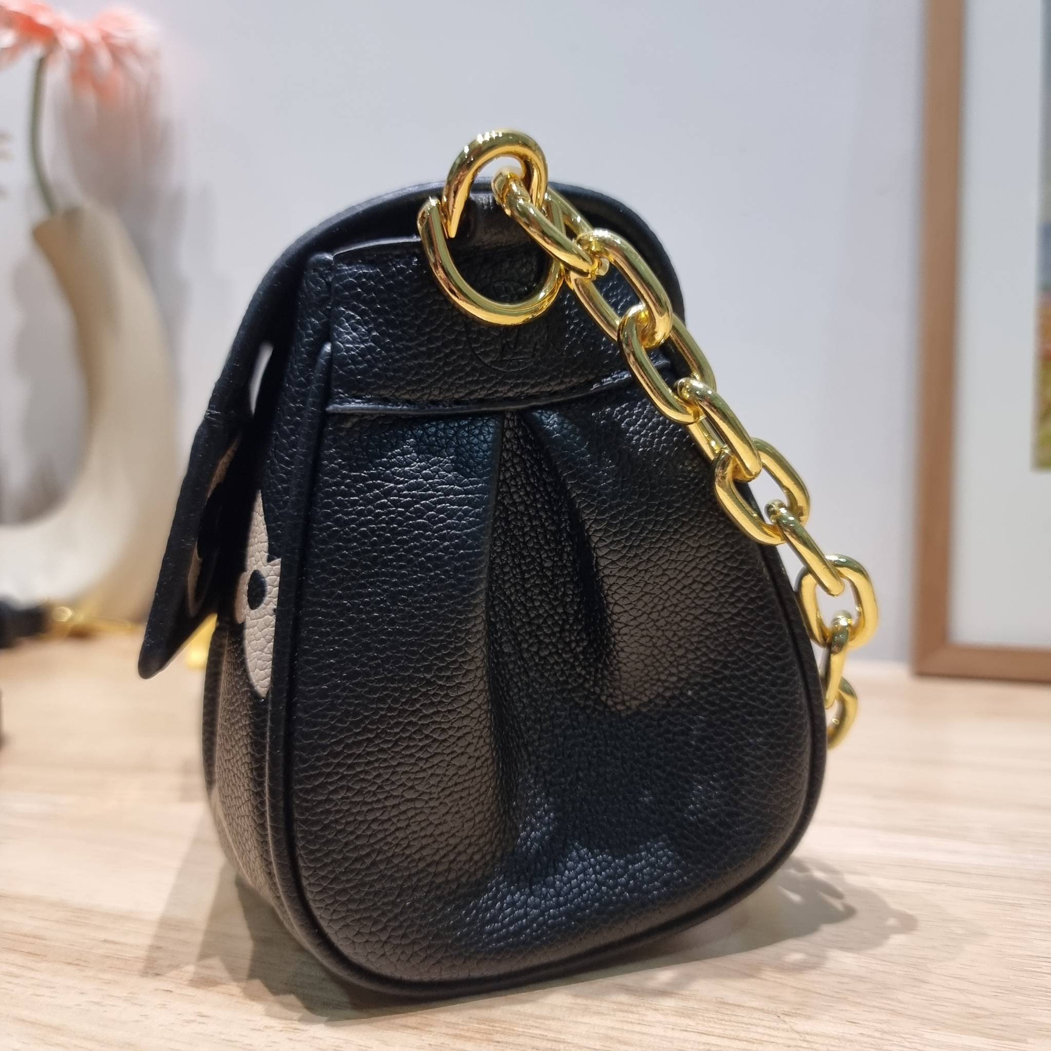 LV Favorite Bicolor Monogram Empreinte Leather - Handbags / LV FAVORITE BAG กระเป๋าสะพายคอลใหม่ล่าสุด สวยหรู ดูแพง ดีไซน์รูปทรงออกมาให้ใช้งานได้ง่าย