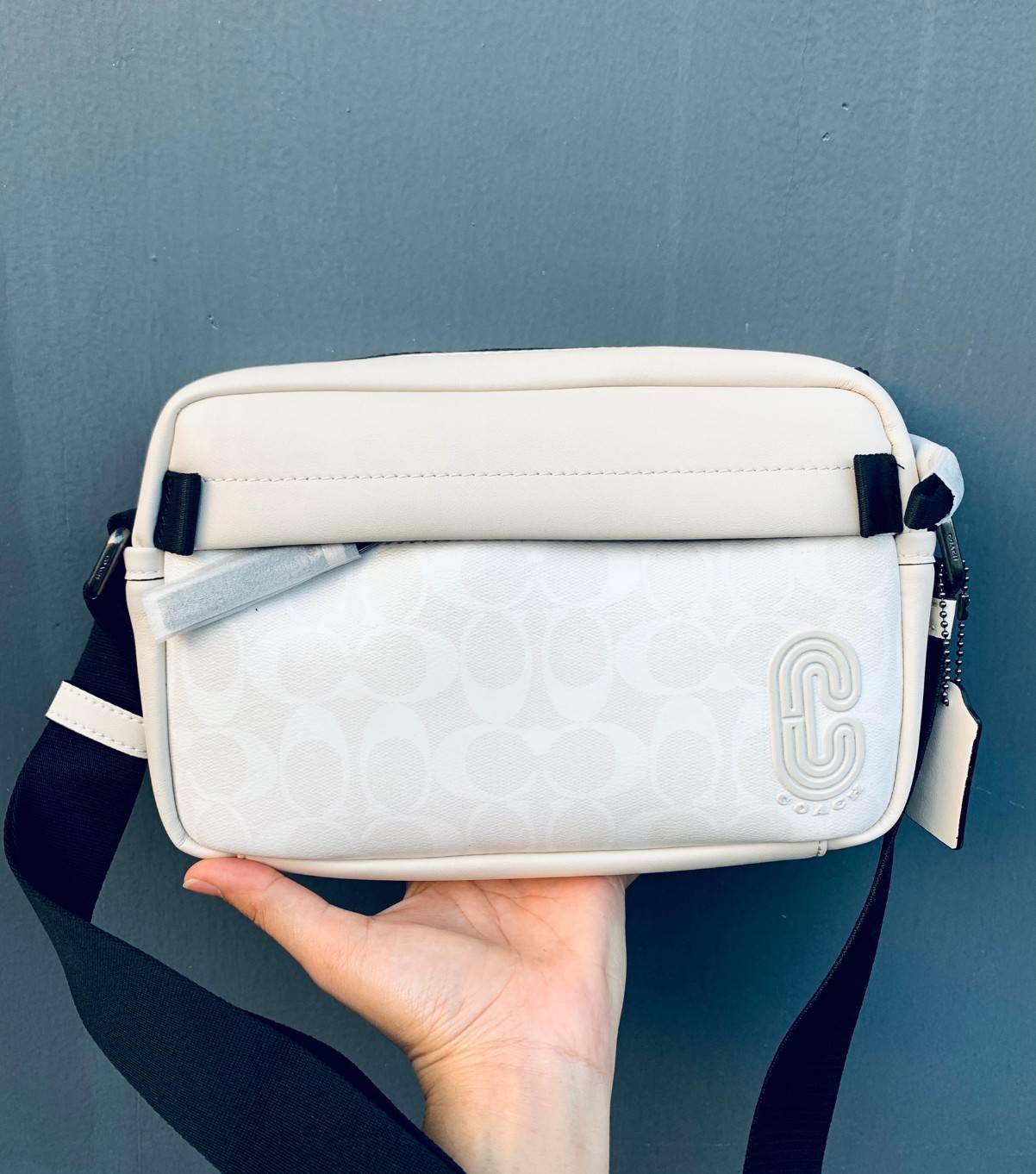 COACH EDGE CROSSBODY IN SIGNATURE CANVAS กระเป๋าสะพายครอสบอดี้ร์ วัสดุหนังแท้ หนังนิ่มอย่างดีค่ะ ด้านหน้ามีช่องซิปซ่อนให้หนึ่งช่อง เปิดปิดช่องหลักแบบซิปคู่ภายในกว้าง ใส่ของได้จุเลยนะคะ มีช่องซิปและช่องเล็กให้อีก2ช่อง;ด้านหลังกระเป๋าเป็นช่องโล่งใส่ของอีกช่