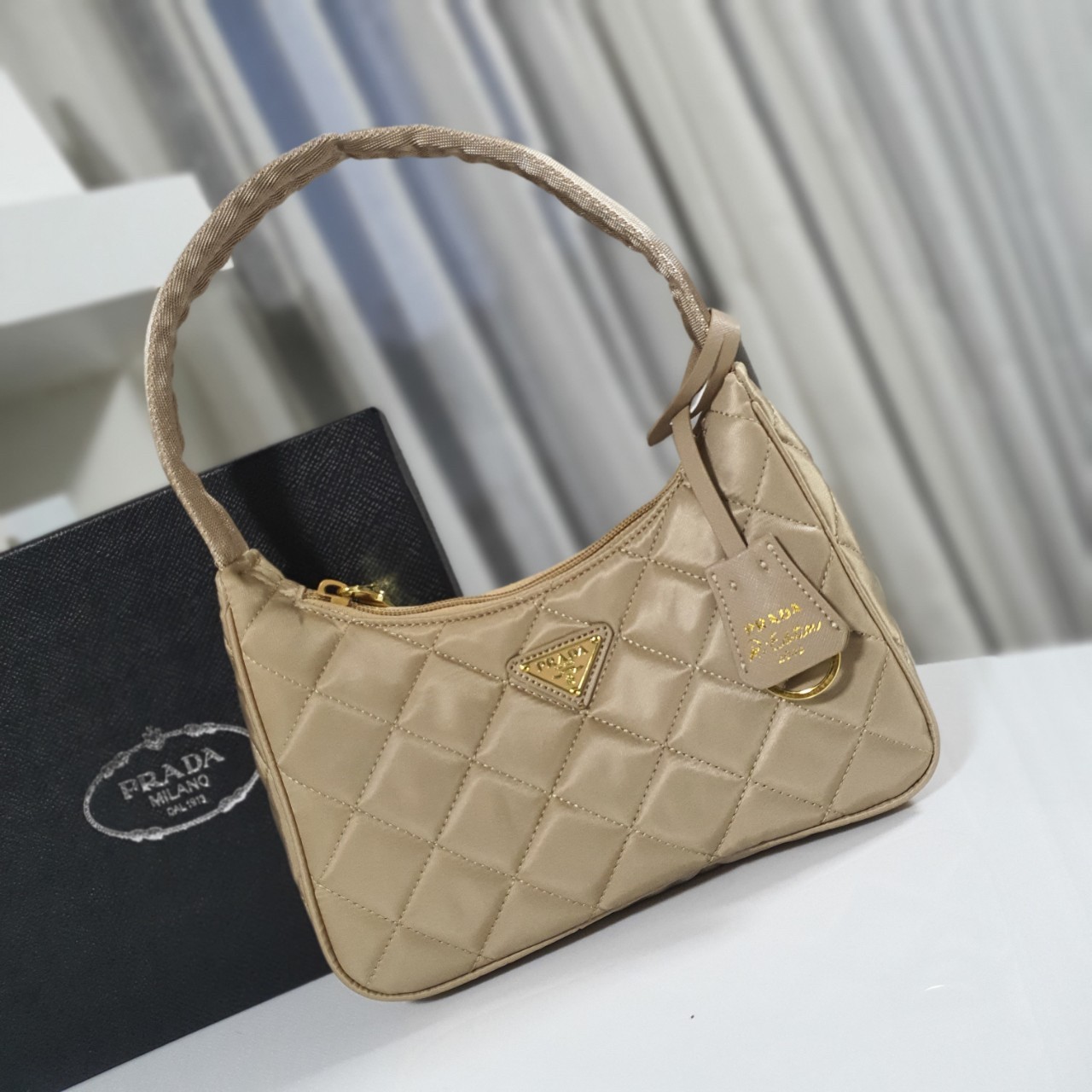 PRADA HOBO triangle motif padded bag รุ่นใหม่ล่าสุด!! PRADA NYLON HANDBAGS ขนาดกะทัดรัด อะไหล่ทอง วัสดุทำจากผ้าNylon ลายตาราง อย่างหนา อยู่ทรง กันน้ำได้ หายห่วงคะ