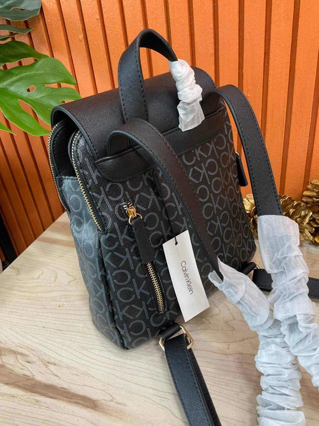 ของแท้ 💯% Elaine Calvin Klein Monogram Small Backpack 💕ของมันต้องมี สวยหรูดูแพงมาก สำหรับรุ่นนี้ และมีฟังชั่นช่องการใช้งานที่มากที่สุด!!! 💕 กระเป๋าสะพายเป้รุ่นใหม่ชนช้อป รุ่นยอดนิยม