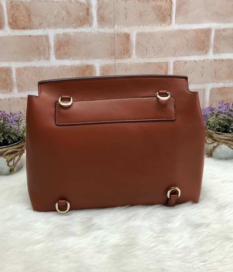 CHARLES & KEITH TASSEL DETAIL SLING BAG กระเป๋าสะพายทรงสวย ที่ฝาพับด้านหน้าแต่งหนังตัดกับหนังกลับสวยงาม สะพายได้ทั้งแบบเป้ และสะพายข้างก็เก๋ไปอีกแบบ มีโซ่เหล็กห่วงห้อยตุ้งติ้งน่ารัก จุของได้เยอะ พร้อมปั๊มโลโก้แบรนด์สีทองเด่น ภายในมีช่องแบ่งใหญ่ใส่ iPhone 