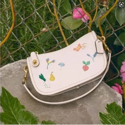 imited edition🌸 COACH C2766 SWINGER WITH GARDEN EMBROIDERY พร้อมส่งที่ไทย สวยก่อนใครชั่วโมงนี้ค่ะ💐 กระเป๋าหิ้ว//สะพายข้างได้ หนังแท้ หนังนิ่ม นุ่มมือดีมากๆค่ะ 🌸จุดเด่นด้านหน้าเป็นงานปักเน้นๆ3D สวยสะดุดตามากทีเดียวค่ะ เปิดปิดกระเป็า