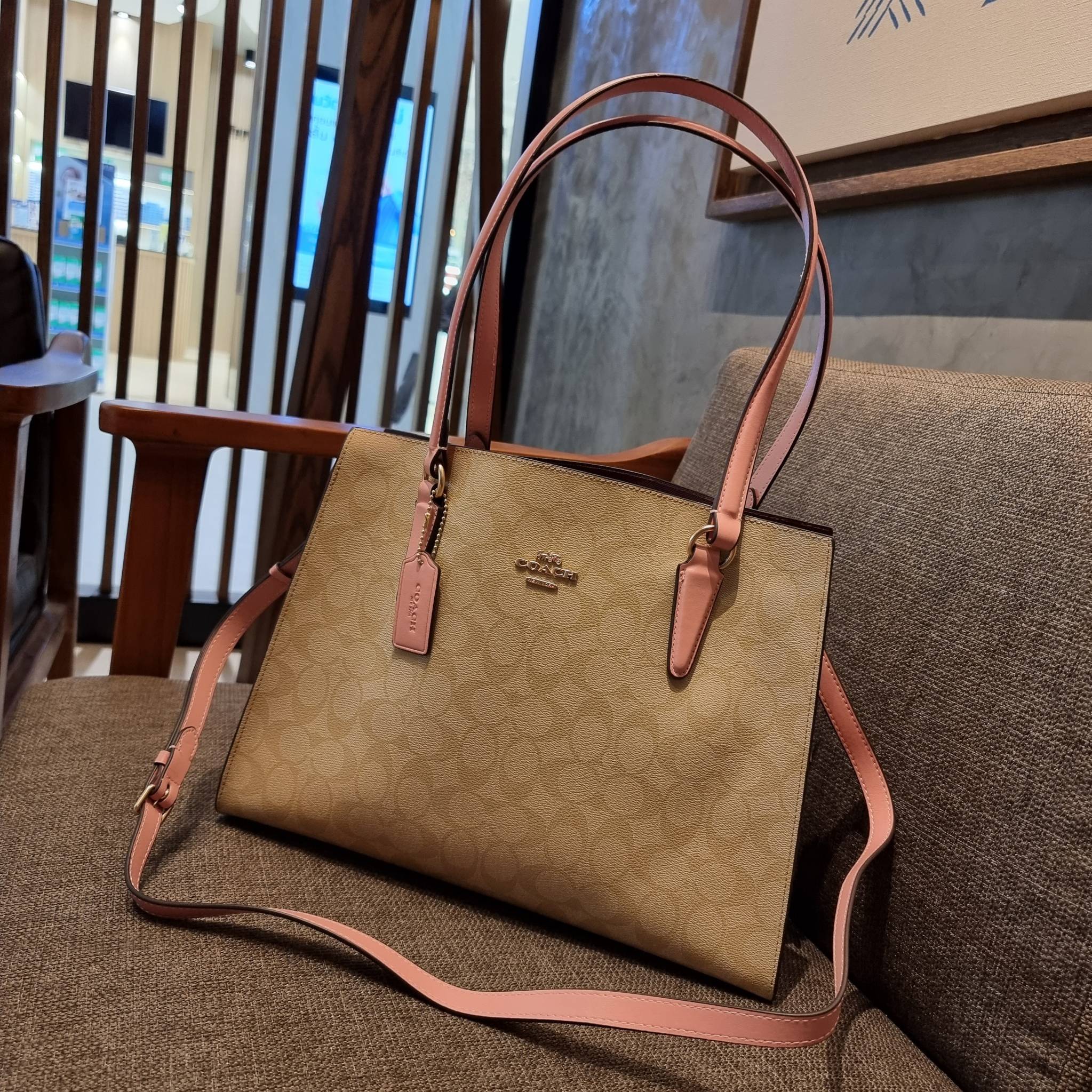 COACH C4075 TATUM CARRYALL IN SIGNATURE CANVAS คอลเลคชั่นใหม่ล่าสุด จัดมาให้ได้สวยก่อนใคร สวยหรูทุกสี!! ลุคผู้ดีต้องมาอีกหนึ่ง กระเป๋าสะพายทรงสวย ที่มาพร้อมสายสะพายไหล่ในตัว และสายครอสบอดี้สำหรับสะพายข้าง วัสดุหนัง crossgrain สวยคมมากๆ ตัวกระเป๋าถูกแบ่งเป