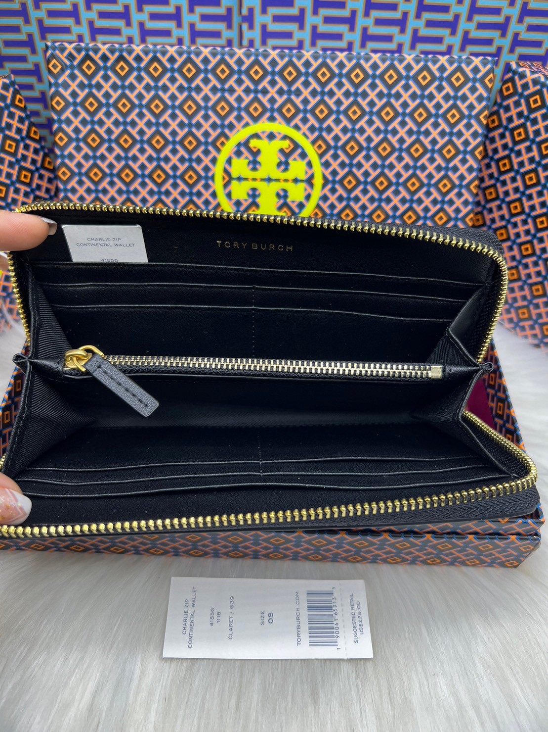 Tory Burch Charlie Zip Continental Wallet / Tory Wallet พร้อมส่ง กระเป๋าสตางค์ใบยาวสุดคลาสสิก ยังความเรียบหรูดูแพงด้วยโลโก้ด้านหน้า เป็นกระเป๋าสตางค์ทรงยาว ที่สามารถใส่บัตรได้หลายใบ