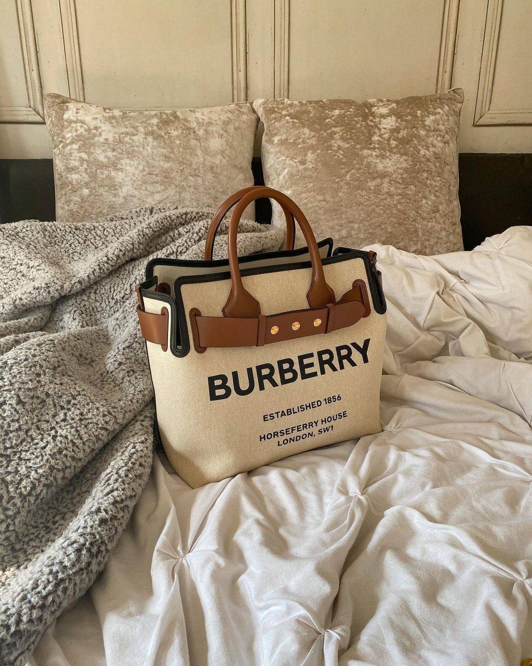 BURBERRY FRAGRANCES TOTE BAG อีกหนึ่งไอเท็มหายาก วัสดุ Canvas & Leather Calfskin ดีไซน์สวยมีเอกลักษณ์คาดด้วยสายหนังประดับกระดุมทองด้านหน้า หูจับหนังแท้จับถนัดมือ สายสะพายยาวหนังแท้ถอดได้ปรับระดับได้อะไหล่แบรนด์ ภายในโล่งกว้างมีช่องใส่ของใส่เอกสารA4 กระเป๋