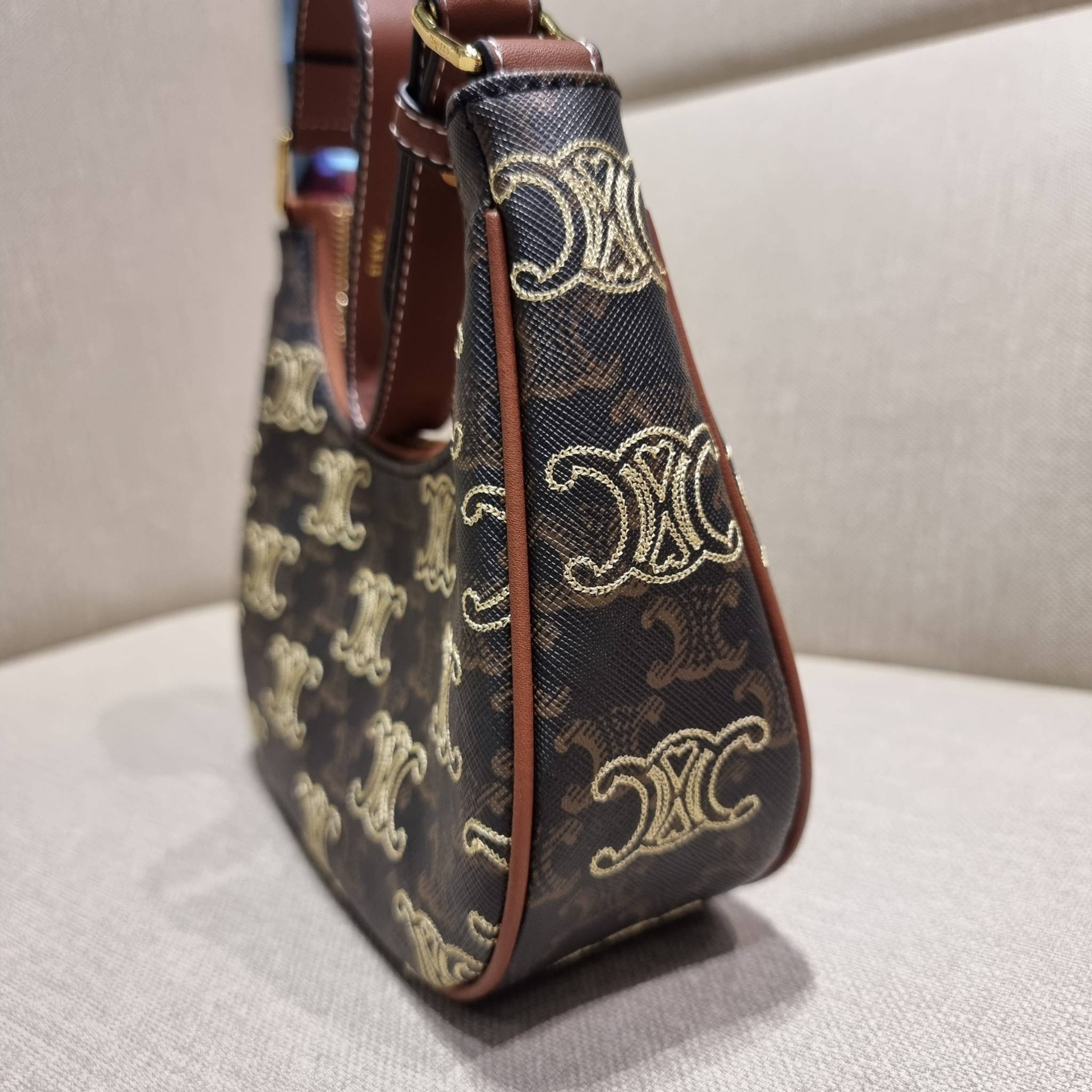 VIP 🥂 CELINE AVA IN TRIOMPHE CANVAS WITH TRIOMPHE HEART EMBROIDERY สวยเกินต้านรุ่นสุดปัง ที่ดีไซน์ออกมาใหม่ พร้อมให้ได้สวยก่อนใครไปเลย กับกระเป๋าสะพายไหล่ รูปทรงไม่เหมือนใครไม่เกร่อ ใช้แล้วดูแพง!! และที่น่ารักแบบตะโกนก็ตรงที่ โลโก้ลายปัก ดีเทลเดิน