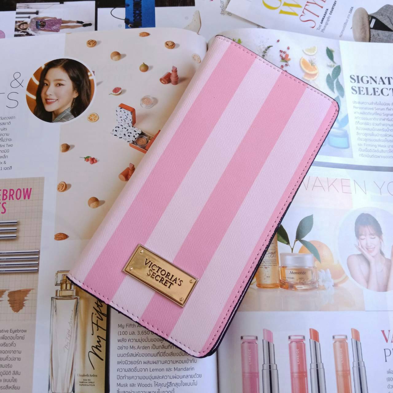 กระเป๋าสตางค์แบบพับจากแบรนด์ดัง VICTORIA'S SECRET แบบพับฝาเปิด ดีไซน์สวย พิมพ์ลายบนหนังpu ด้านหน้าประดับโลโก้ เปิดปิดง่าย ตามแบบฉบับของ Victoria ลุคทันสมัย ใส่บัตร+แบงค์ได้เยอะ แถมมีช่องซิปด้วย น้ำหนักเบา รุ่นนี้ขอแนะนำคะ!