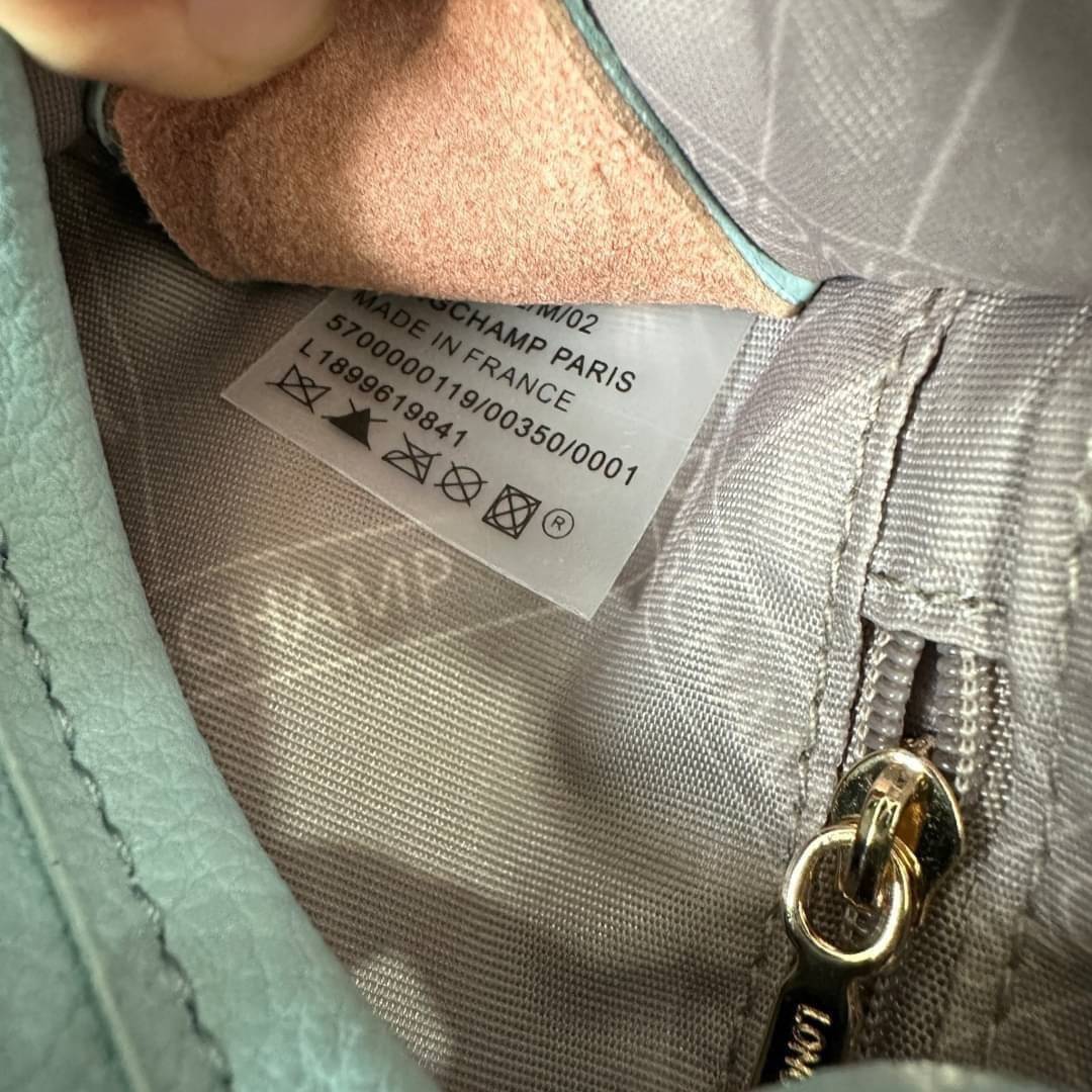 LONGCHAMP LE FOULONNÉ CROSSBODY BAG กระเป๋าสะพายที่เรียบง่ายและดูดี การออกแบบที่คล่องตัวของรุ่นนี้เหมาะอย่างยิ่งสำหรับผู้หญิงที่มีบุคลิกที่ต้องการกระเป๋าสไตล์แบบเรียบง่าย