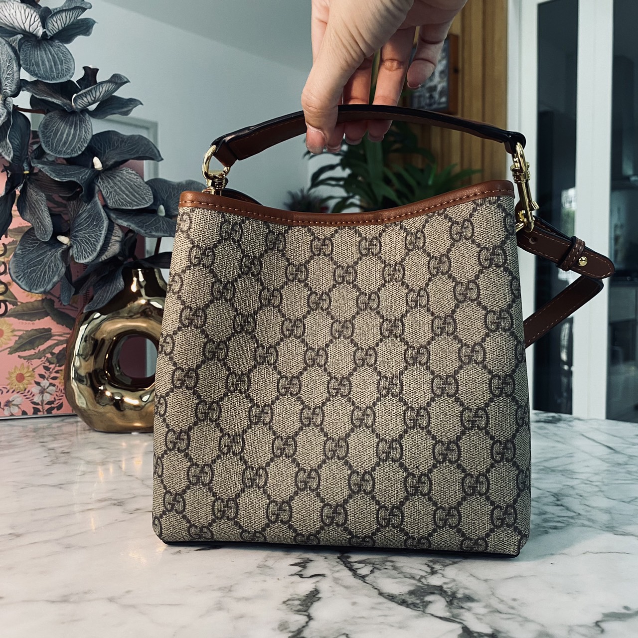 GUCCI GG Emblem mini bucket bag กระเป๋าทรงบัคเก็ตวินเทจรูปทรงใหม่ งานแบรนด์หรู รุ่นนี้ทำออกมาตอบโจทย์ความฮิตมีห่วงอยู่ด้านหน้า สำหรับห้อยตุ๊กตา พวงกุญแจ หรือจะผูกโบว์สวยๆก็เลิศ ดีไซส์สวยใช้งานง่าย ภายในโล่งกว้าง จุของได้เยอะ ถือหรือสะพายก็สวย Must Have!! 