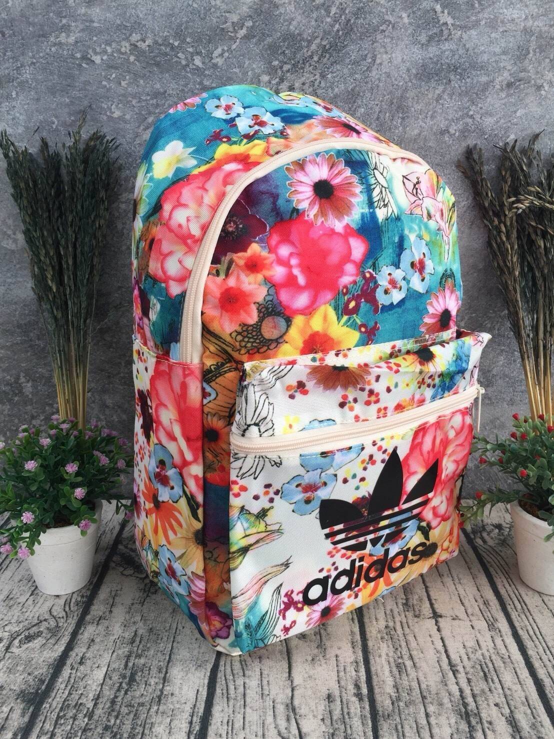 ADIDAS WOMEN ORIGINALS CROCHITA CLASSIC BACKPACK กระเป๋าเป้ แบบใหม่ล่าสุด พิมพ์ลายคลาสสิค ใช้เป็นกระเป๋านักเรียน หรือเป้กีฬาได้ ช่องใส่ของใหญ่แยกช่องสำหรับใส่หนังสือ และมีช่องหน้าใส่ของจุกจิก รูปแบบสวยทันสมัย ใช้ได้ทั้งชาย-หญิง วัสดุคุณภาพดี กันน้ำได้
