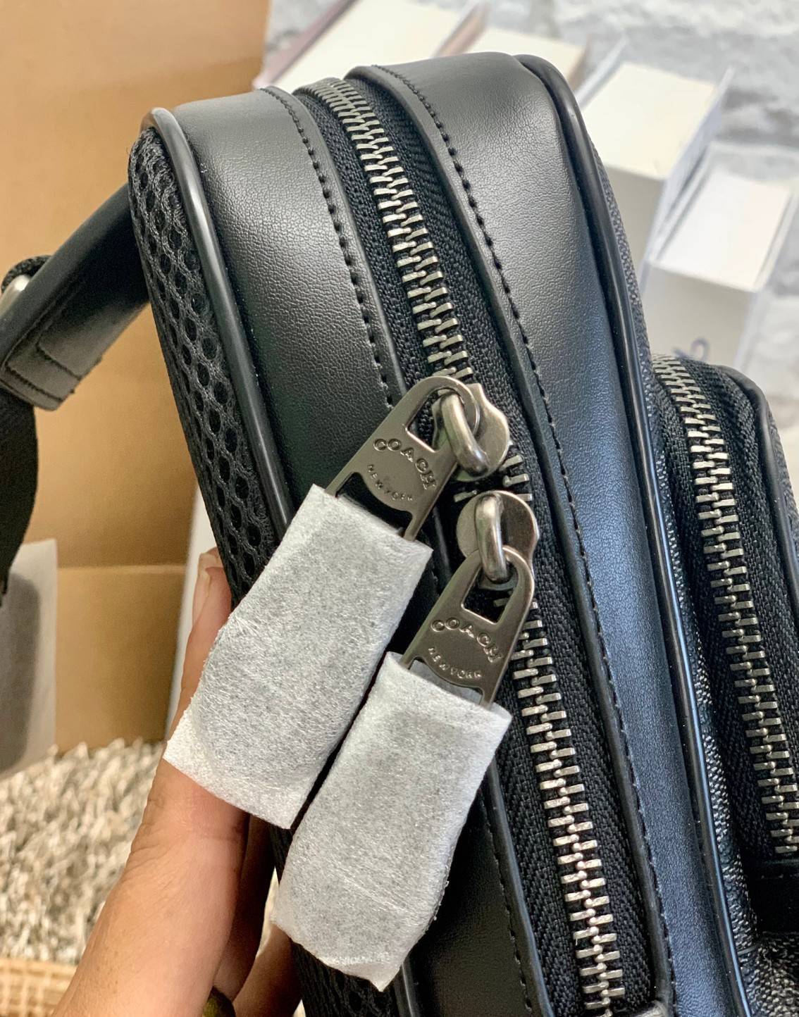 ใหม่ล่าสุด คุณผู้ชายห้ามพลาดเลยค่าา COACH GRAHAM PACK IN SIGNATURE ((89937)) พร้อมส่งที่ไทยค่ะ! กระเป๋าคาดอก สามารถคาดด้านหน้าหรือด้านหลังได้ตามแต่สะดวกค่ะ หนังแท้นิ่ม ทรงสวยมากๆค่ะสำหรับรุ่นนี้! มีช่องซิปตอนหน้าหนึ่งช่อง;ช่องหลักเปิดปิดแบบซิปคู่ ภายในโล่