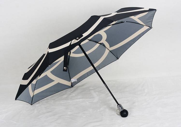 สีใหม่เข้าคะ! Recommend สำหรับร่ม Chanel ตัวนี้ จัดมาให้แล้วคะ ของแถมจากแบรนด์ดังอย่าง chanel ที่นานๆจะเข้าที **รีบคว้าเลย ร่ม chanel size M ( Medium Coverage) ขนาดเส้นผ่าศูนย์กลาง 100cm. ขนาดกำลังดี วัสดุเป็น ผ้า water proof กันน้ำ กันUV ดีไซด์ สวย หรู ต