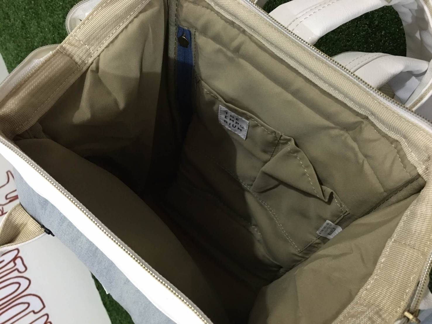 เป้ฮิตติดชาร์จกับ Anello รุ่น The emporium dark brown(limited edition) ขนาดมินิ กำลังดี วัสดุผ้าแคนวาสสลับหนัง polyester ปากกระเป๋ากว้างมีโครง มีตัวล้อคที่หูจับ ด้านหลังมีซิปสะดวกต่อการหยิบของภายใน ด้านข้างมีช่องทั้งสองข้าง กว้างจุได้เยอะ น้ำหนักเบา ดูแลร