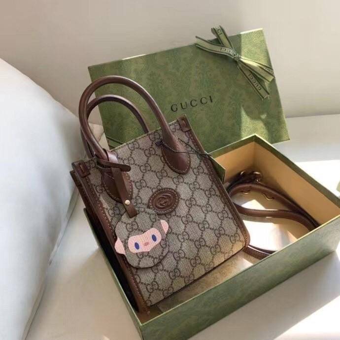 Gucci mini Tote กระเป๋าสะพายข้าง Premiumgift วัสดุหนังแท้ ด้านในโล่ง ใส่กระเป๋าตังค์ ใส่โทรศัพท์ Iphone+ ได้ สายยาวปรับระดับได้ Crossbody ได้ น้ำหนักเบา มาพร้อมกล่องและลิปบิ้นแบรนด์ สวยหรูดูแพง จะซื้อใช้เองหรือเป็นของขวัญก็เหมาะ ได้ไปไม่ผิดหวังค่ะ ไอเท็มน
