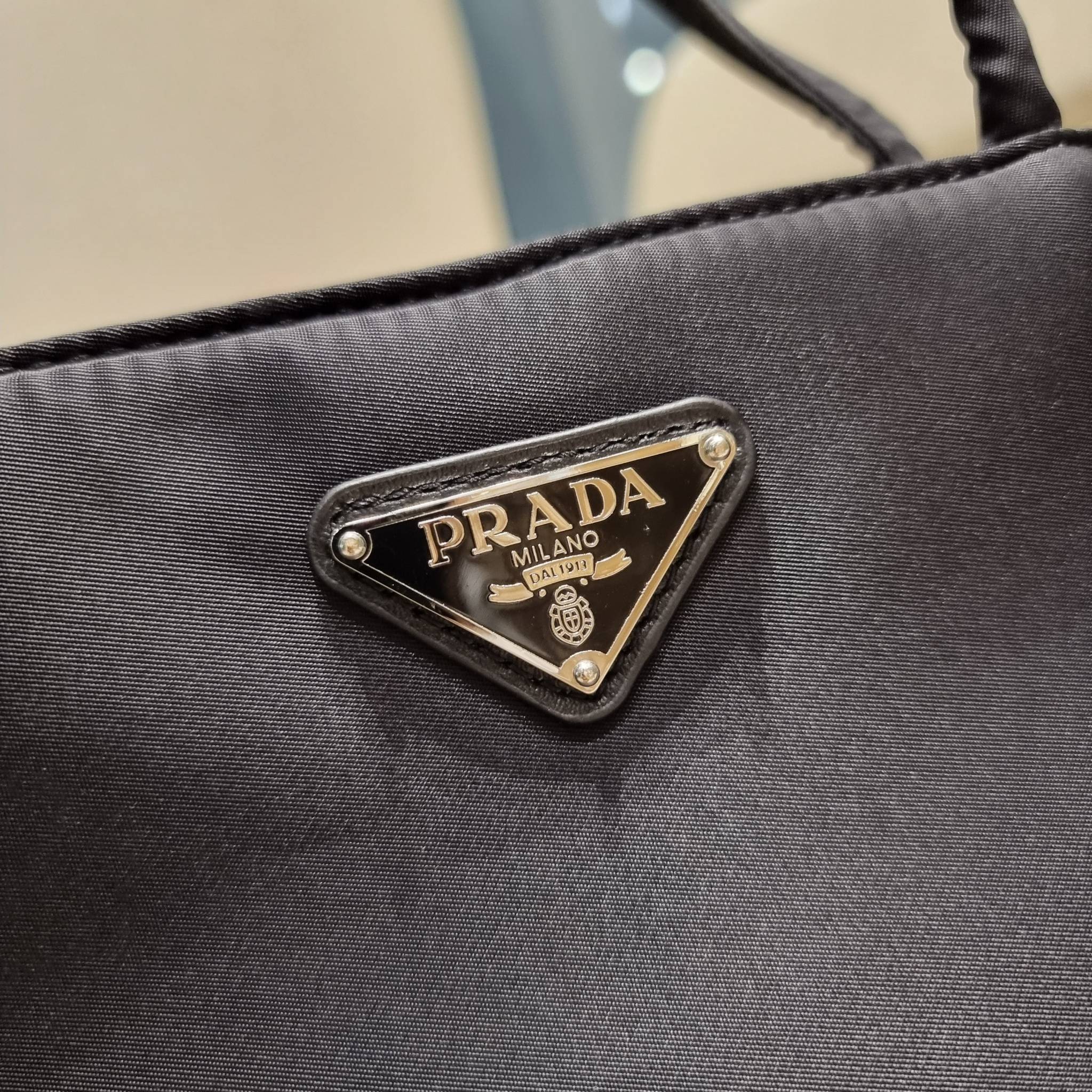 PRADA RE-NYLON TESUTO TOTE BAG กระเป๋าทรงช้อปปิ้ง ขนาดกำลังสวย รุ่นหายาก ขายดีตลอดกาล!!ด้วยรูปทรงที่ใช้งานง่ายและสะดวก ทำให้ครองใจทั้งสาวๆและหนุ่มๆได้ไม่ยาก วัสดุผ้าไนล่อนคุณภาพ พร้อมใบลูก ไว้ใส่เหรียญ ใส่กุญแจได้สารพัด ปากกระเป๋ามีซิปปิดกันของหล่น ภายในเ