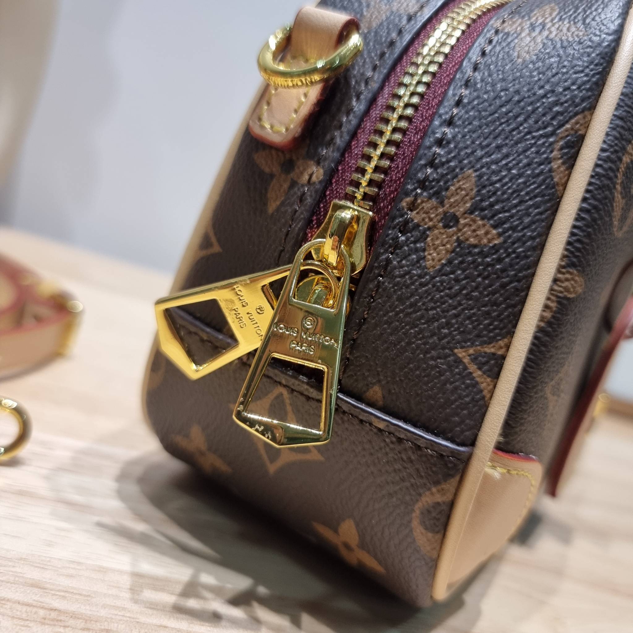 LV Deauville Mini Monogram Canvas bag เดอะเบสท์เซลเลอร์ ที่ใครก็ตามหา กับกระเป๋าสะพายทรงกล่อง ไซส์เล็กกะทัดรัด พกพาสะดวก รูปทรงสวยหรู วัสดุหนังแคนวาสสลับหนัง