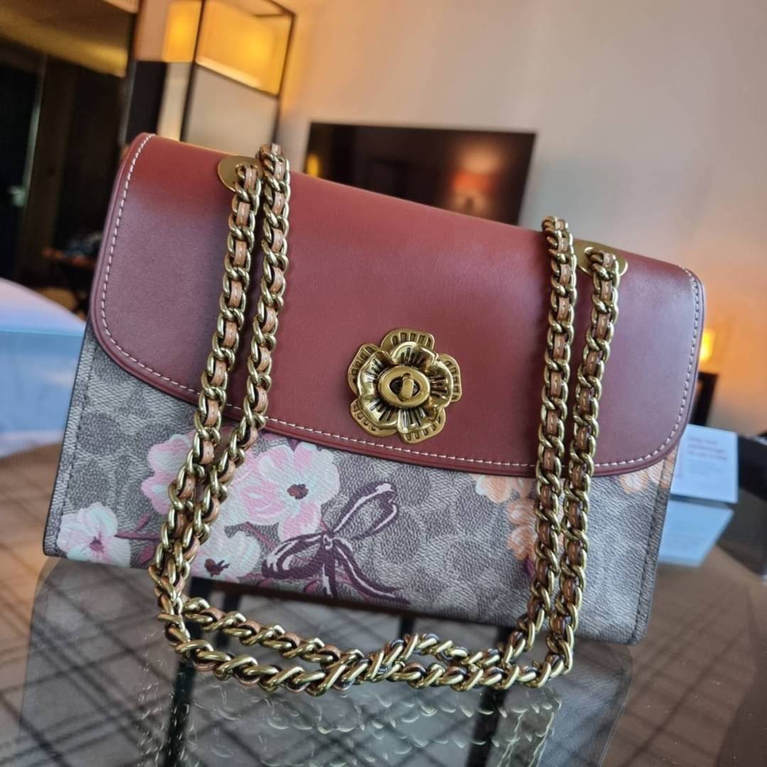COACH 54649 PARKER IN SIGNATURE CANVAS WITH PRAIRIE FLORAL PRINT กลับมาอีกครั้ง!! กับไอเท็มสุดฮ็อต ที่สาวๆตามหากันนักหนา จัดมาแบบจุใจไปเลย ความสวยแซ่บไม่ต้องพูดเยอะ วัสดุหนังแคนวาสสลับหนังเรียบสวยคม พร้อมดีไซน์ลายดอกไม้โดดเด่น เปิด-ปิดง่ายด้วยตัวบิดล็อค ภ
