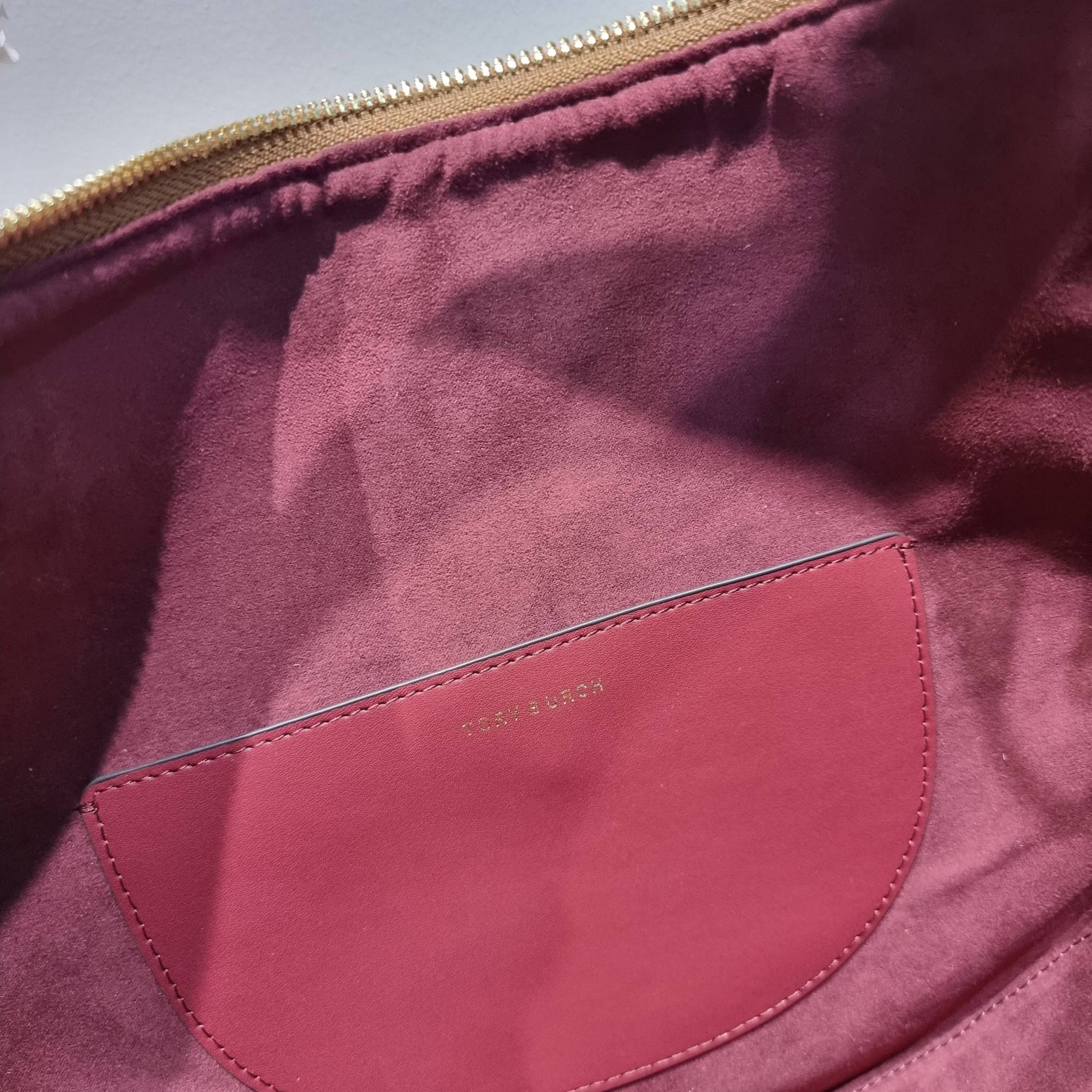 ใบใหญ่ 35cm Tory Burch T Monogram Medium Crescent Bag / TORY BURCH T MONOGRAM JACQUARD CRESCENT BAG ไซส์ใหญ่กับไอเท็มสุดร้อนแรง เซเลปรีวิวเยอะมาก!! สาวๆตามหากันไปอีก กระเป๋าทรง half moon ที่ดีไซน์บนผ้า jacquard ลวดลายซิกเนเจอร์ เรียบหรู ผู้ดีมากแม่! มาพร้