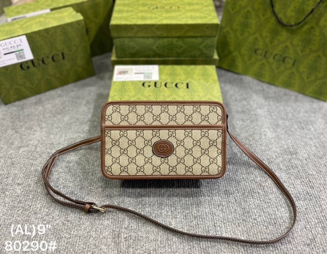 GUCCI Mini bag with Interlocking G กระเป๋าสะพายดีไซน์สวยสไตล์วินเทจดั้งเดิม รูปทรงกล่องใช้งานง่าย ใช้ได้ทั้งชายหญิง คลาสสิคและน่ารักในตัว ใช้ได้หลายโอกาสสะพายคล่องตัว เป็นอีกรุ่นที่แนะนำ ใช้ได้เป็น every look เลยค่ะ