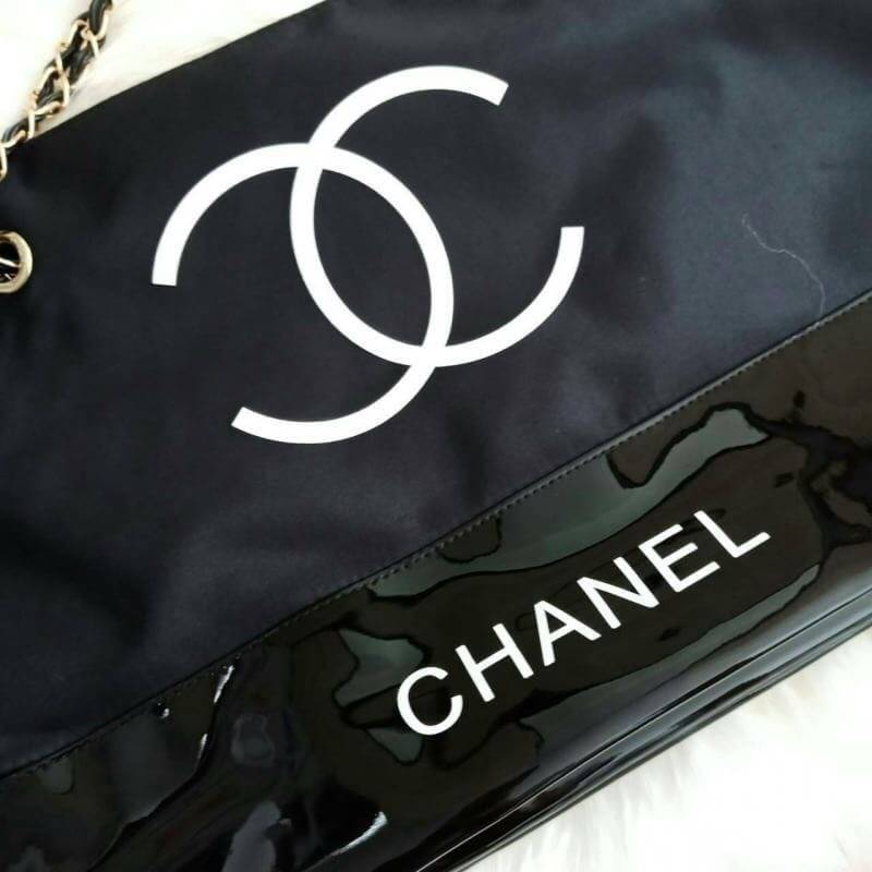 New Gorgeous☆☆ กระเป๋าใบใหญ่ทรง Tote จากแบรนด์ Chanel Tote Chain With Ribbin สุดหรู ของแท้ 100% ทำจากผ้าหนา Polyester ฐานล่างกระเป๋าทำจากหนังแก้วผิวมันเงา **สวยหรู สกรีนโลโก้ชาแนลหน้าหลัง หัวซิปปั้มโลโก้ ด้านในเป็นช่องกว้าง และมีอีกหนึ่งช่อง