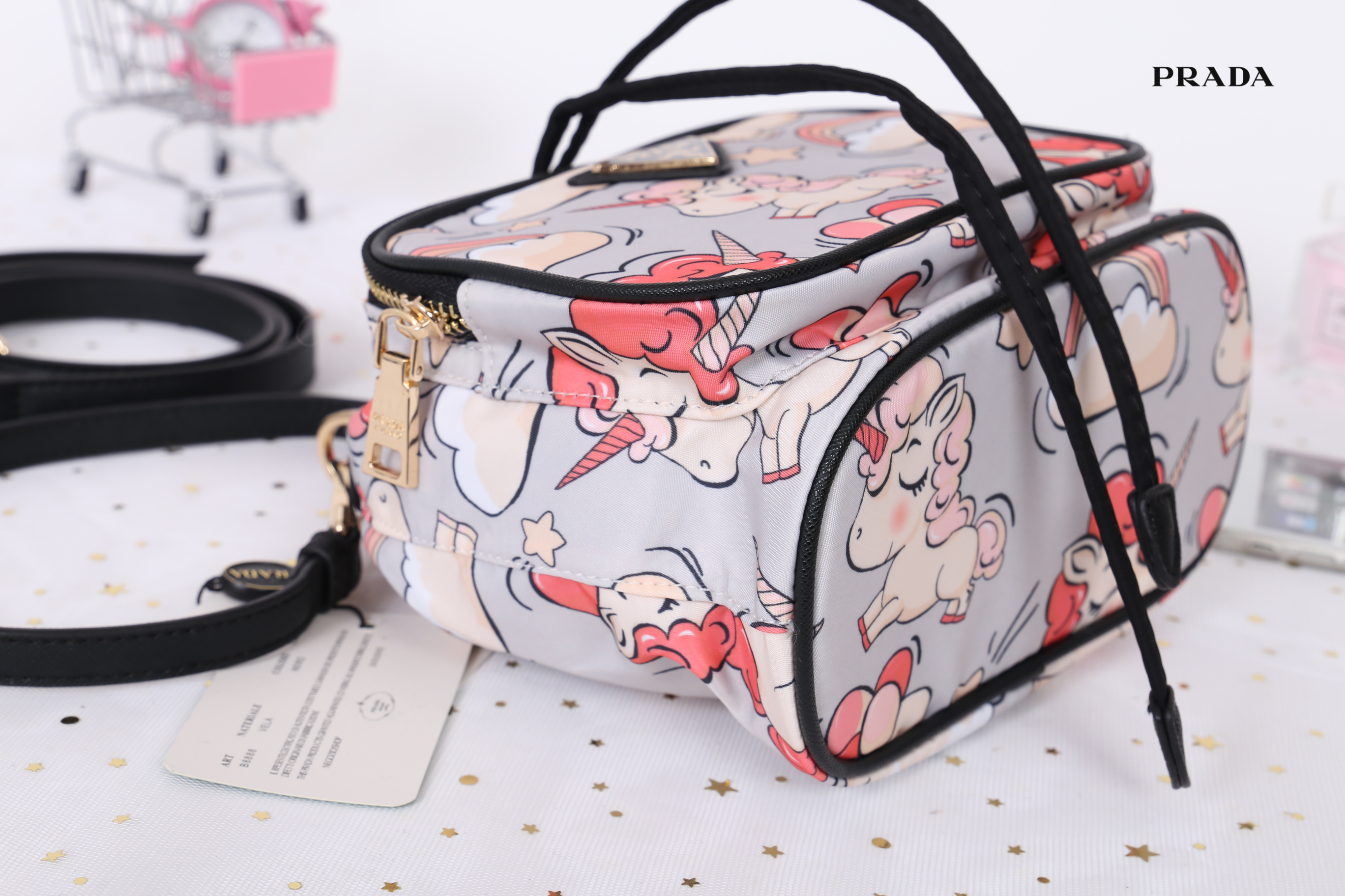 Prada bucket bag Premium gift New in! กระเป๋าถือหรือสามารถสะพายข้าง ทรงขนมจีบ สุดน่ารักดีไซน์ใหม่ super cute! วัสดุ nylon เนื้อหนา อะไหล่ทองด้านหน้ามีโลโก้แบรนด์ พร้อมช่องซิป กระเป๋า เปิดปิดแบบ drawstring ภายในกระเป๋าโล่ง ใส่ของได้จุ พร้อมสายยาวลาย saffia