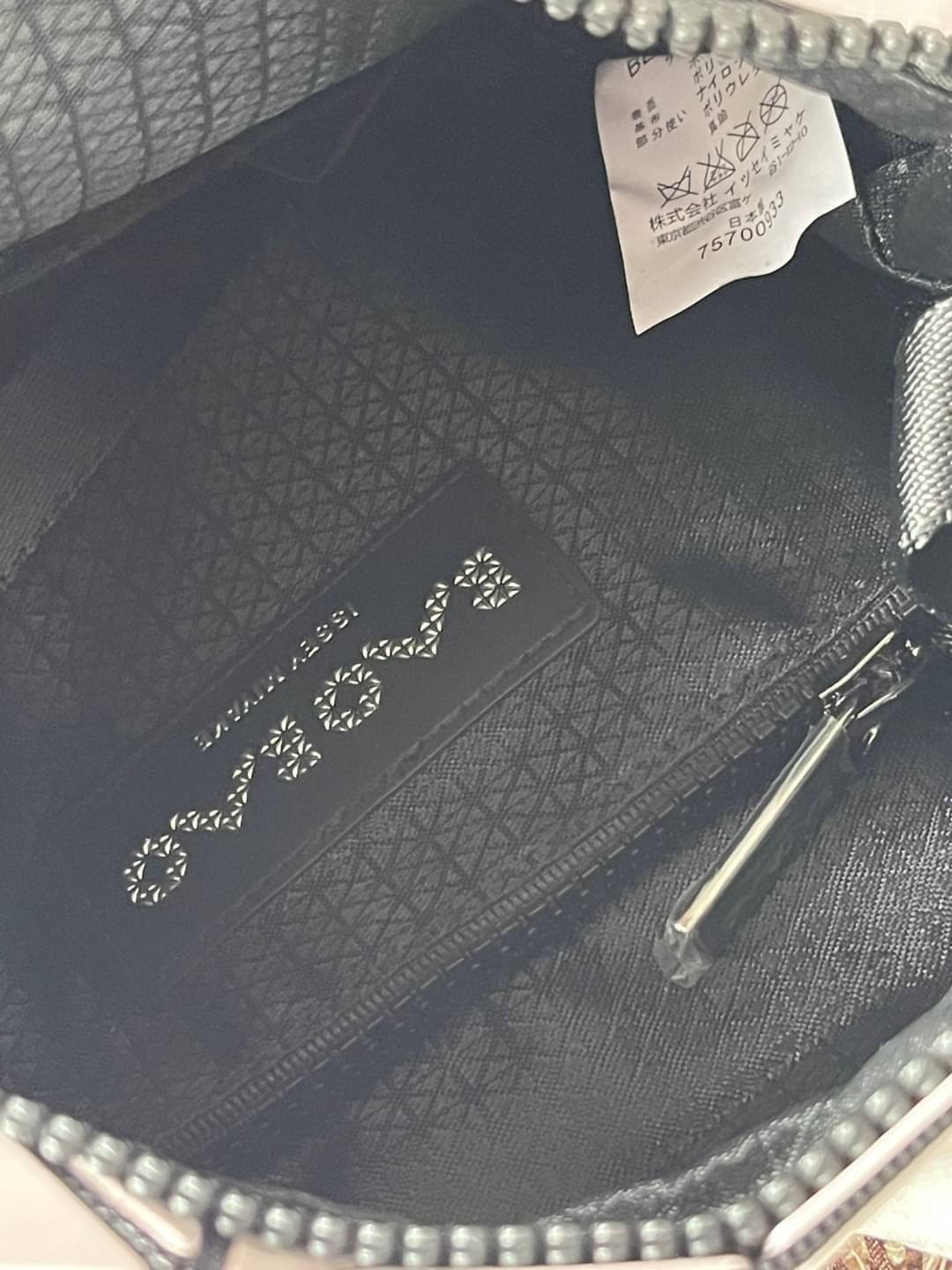 BAOBAO Issey Miyake CARTON GLOSS SHOULDER BAG มาในไซส์ขนาดกะทัดรัด โดดเด่นด้วยดีไซน์อันเป็นเอกลักษณ์ของแบรนด์ ที่สำคัญน้ำหนักเบา